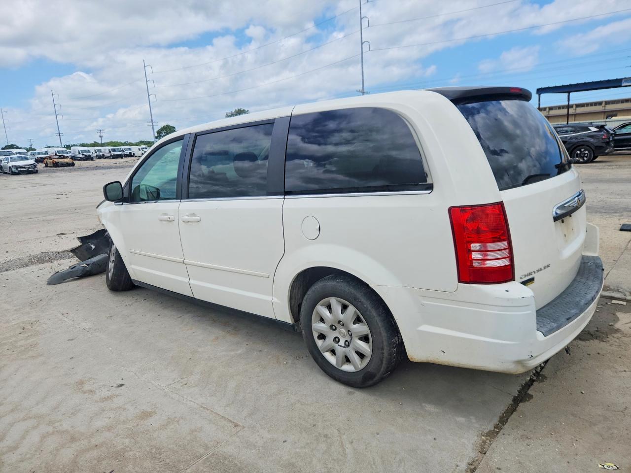 2009 Chrysler Town & Country Lx White vin: 2A8HR44E29R655973