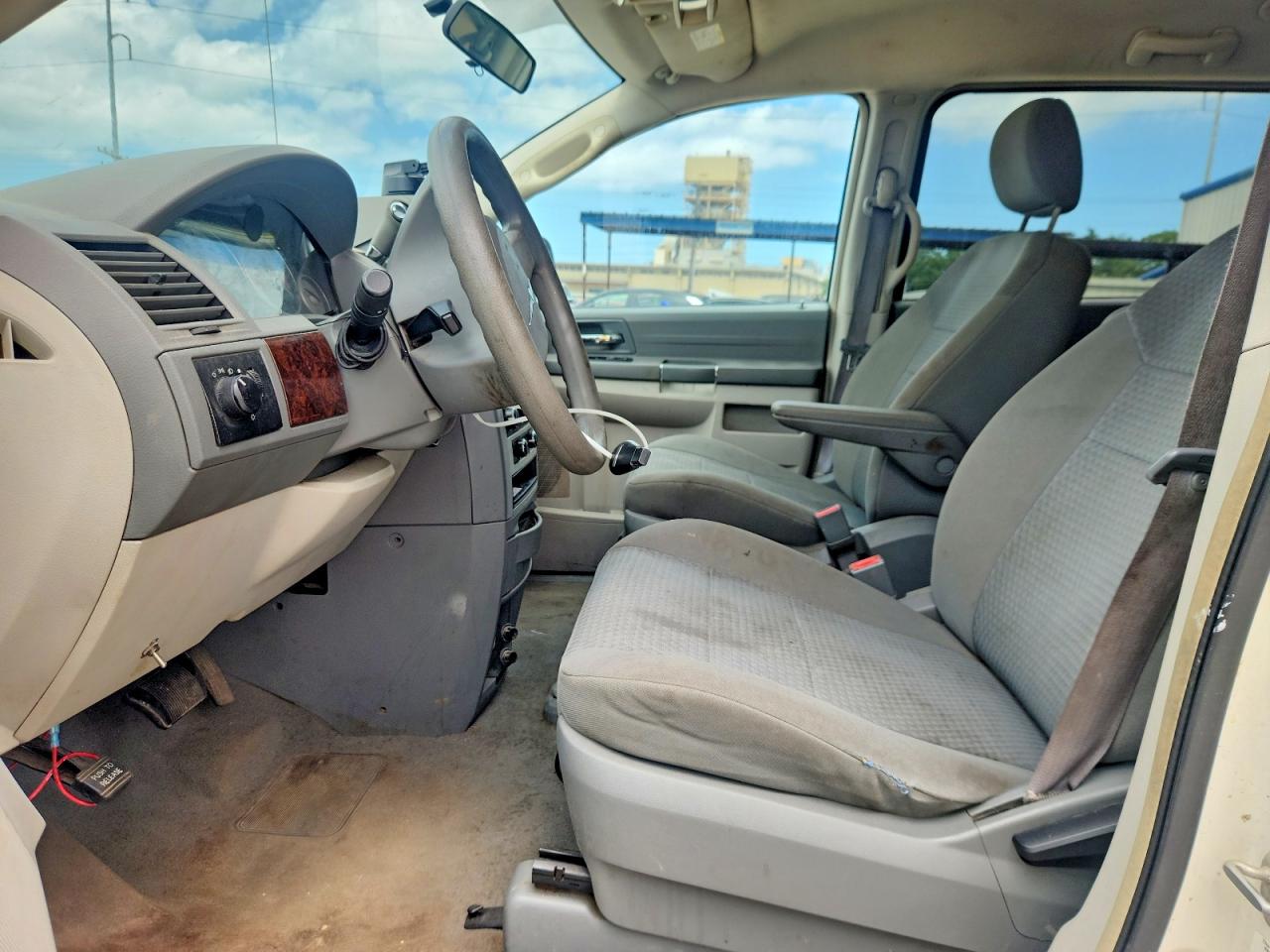 2009 Chrysler Town & Country Lx White vin: 2A8HR44E29R655973