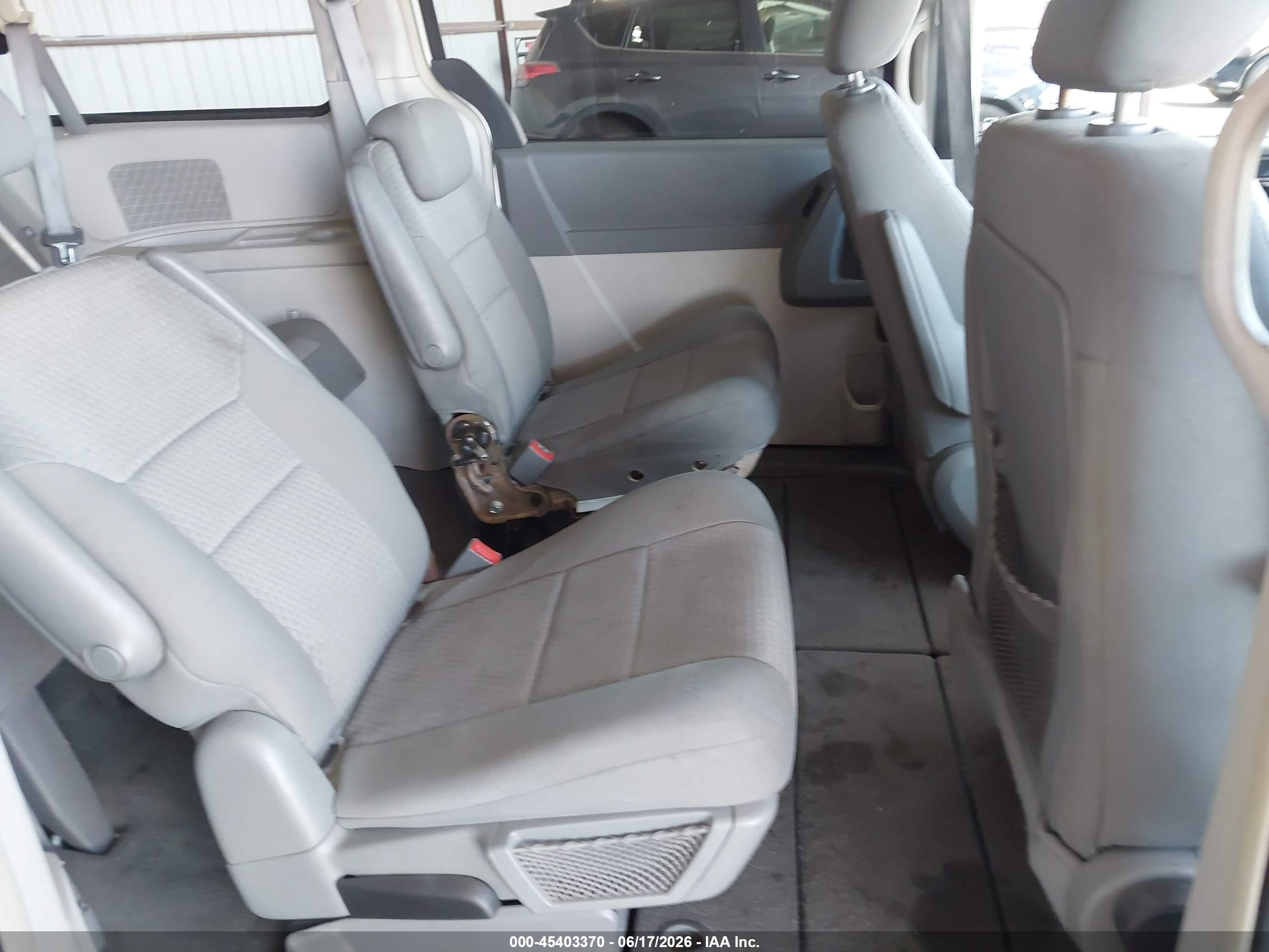 2009 Chrysler Town & Country Lx Silver vin: 2A8HR44E39R514801