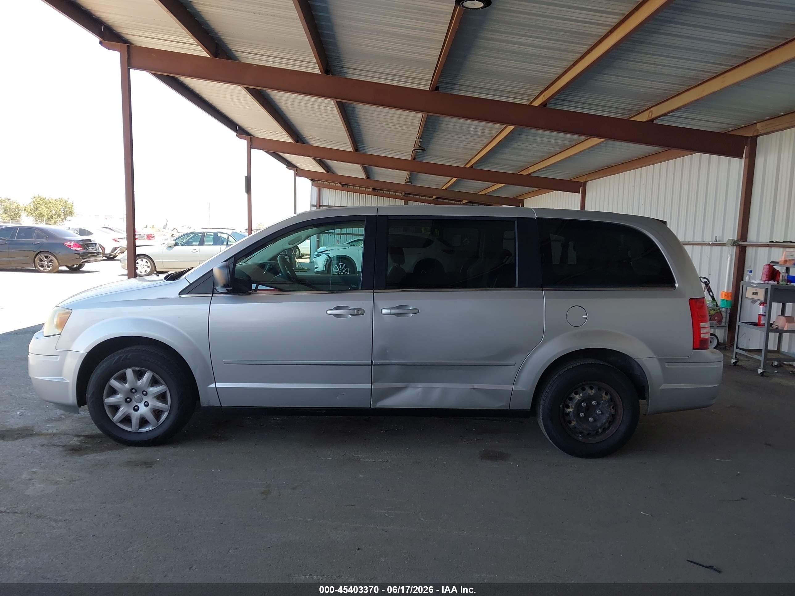 2009 Chrysler Town & Country Lx Silver vin: 2A8HR44E39R514801