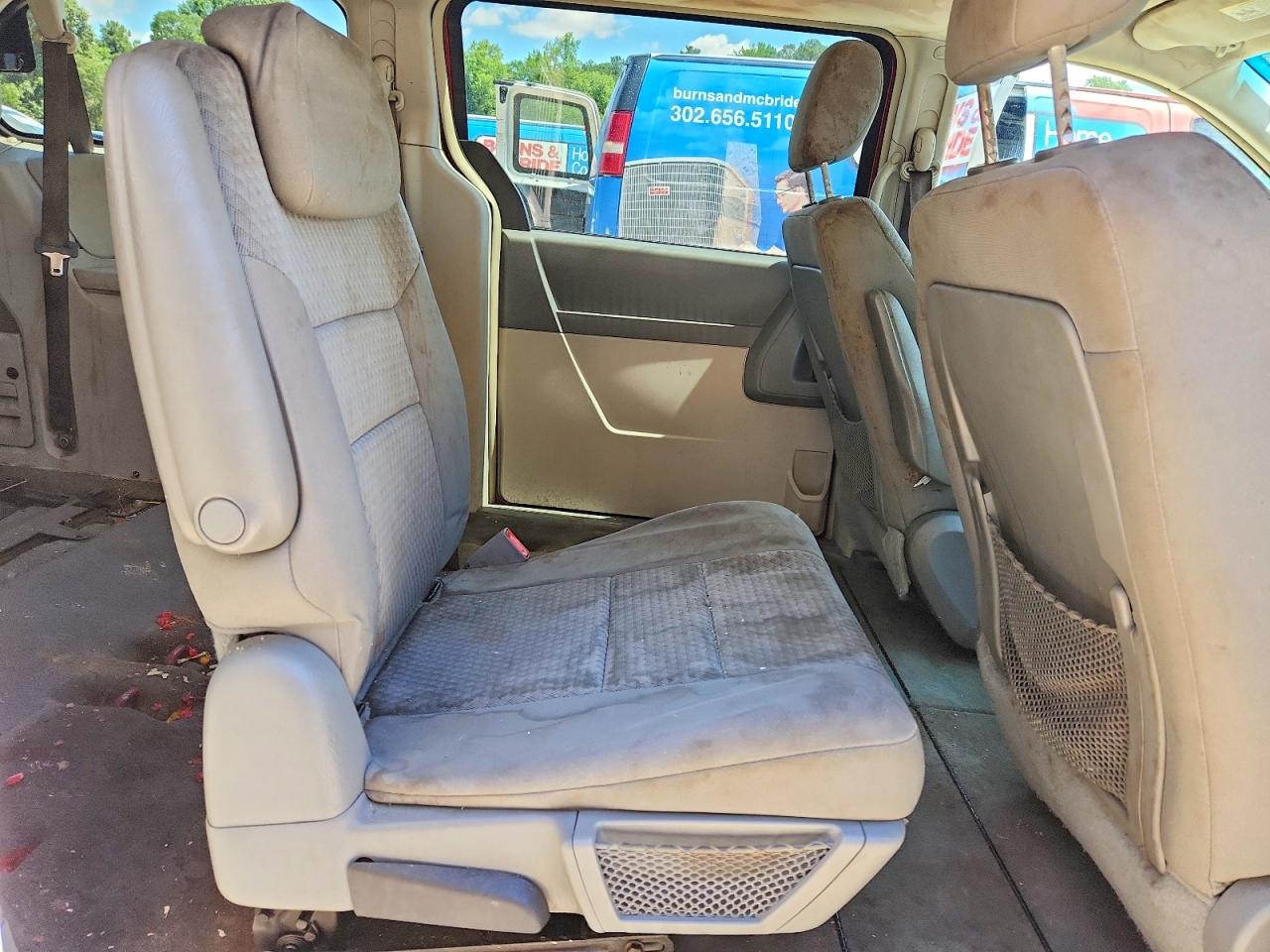 2009 Chrysler Town & Country Lx Red vin: 2A8HR44E39R656985