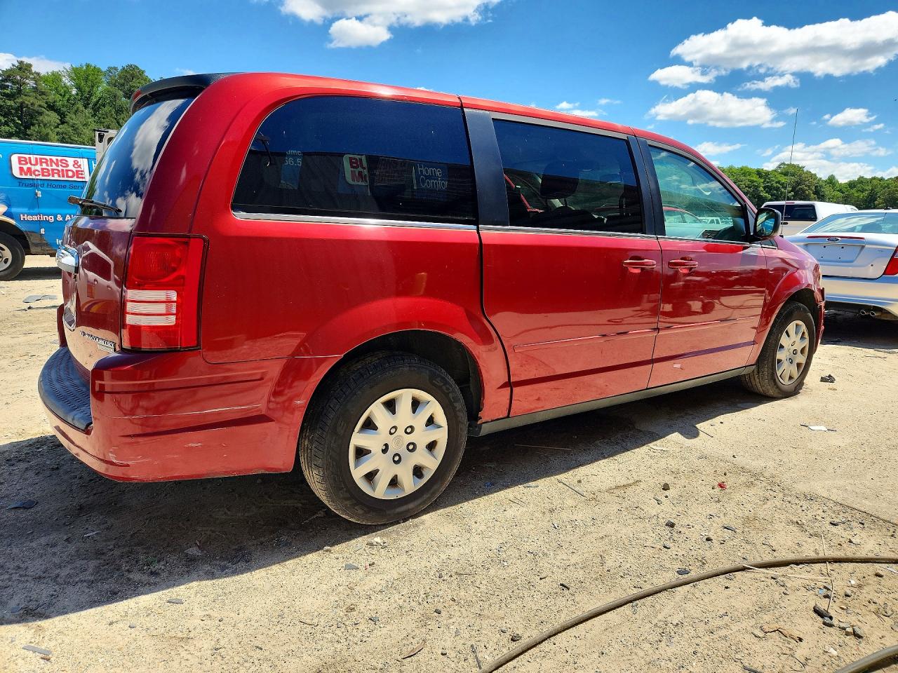 2009 Chrysler Town & Country Lx Red vin: 2A8HR44E39R656985