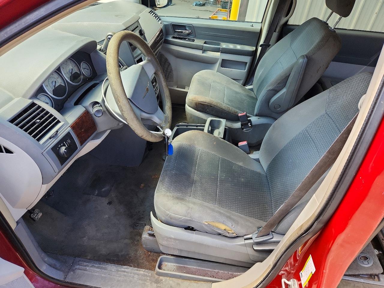 2009 Chrysler Town & Country Lx Red vin: 2A8HR44E39R656985