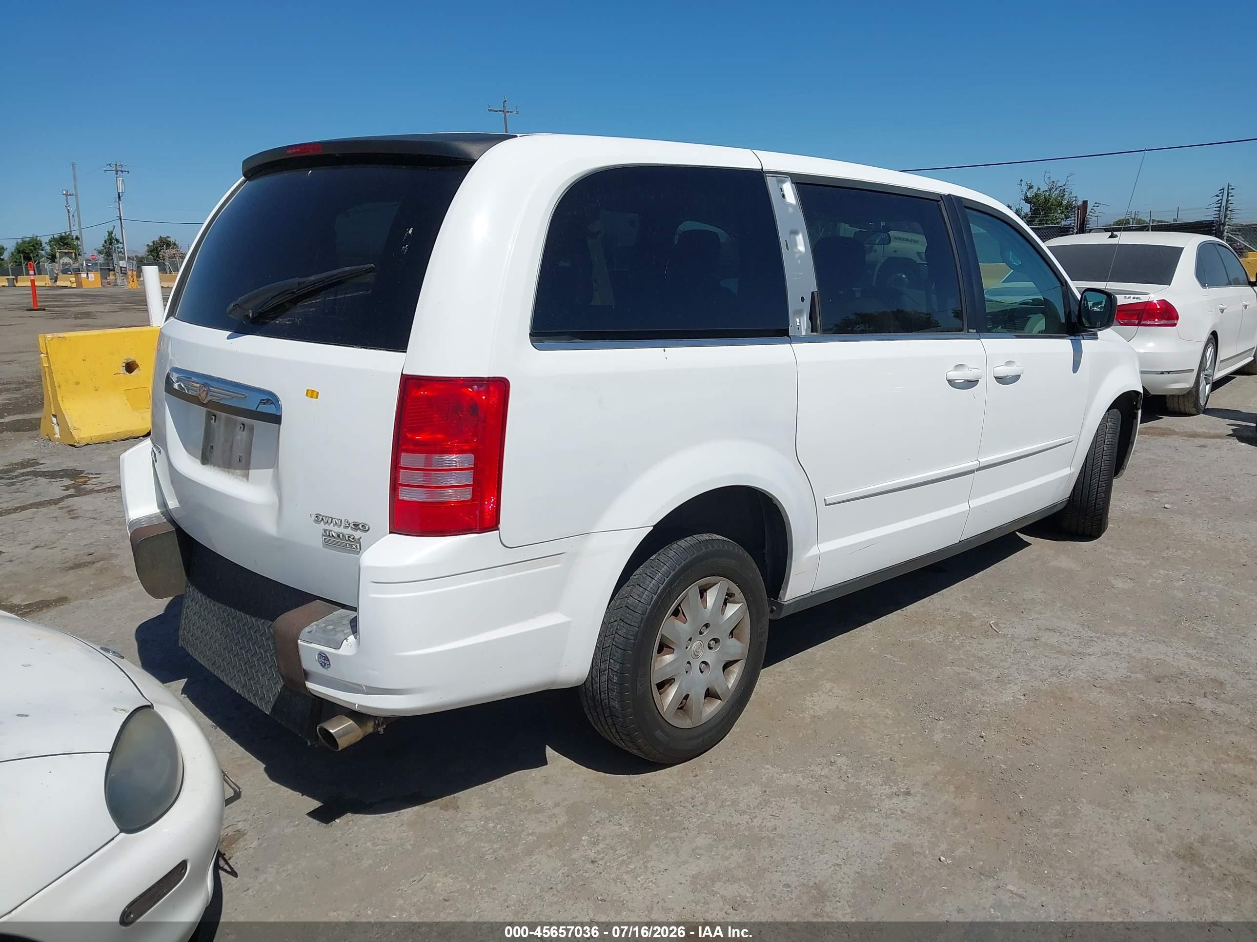 2009 Chrysler Town & Country Lx White vin: 2A8HR44E59R656065