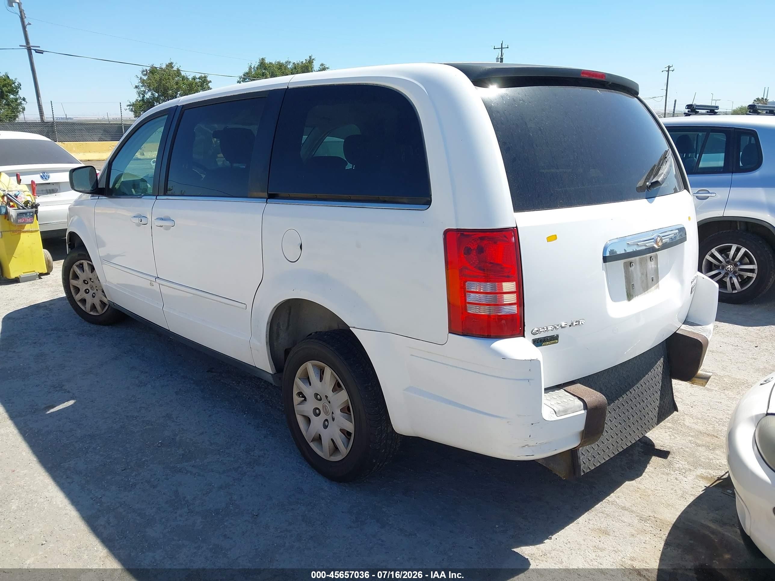 2009 Chrysler Town & Country Lx White vin: 2A8HR44E59R656065