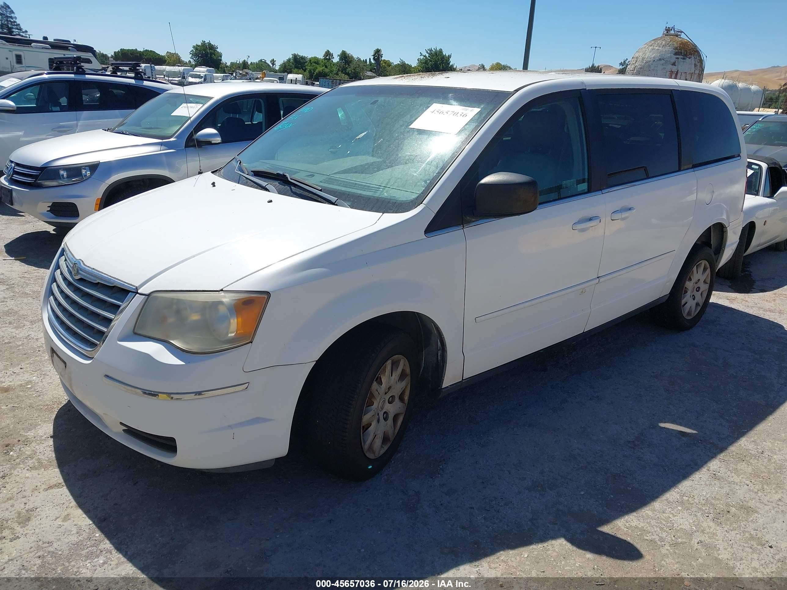 2009 Chrysler Town & Country Lx White vin: 2A8HR44E59R656065