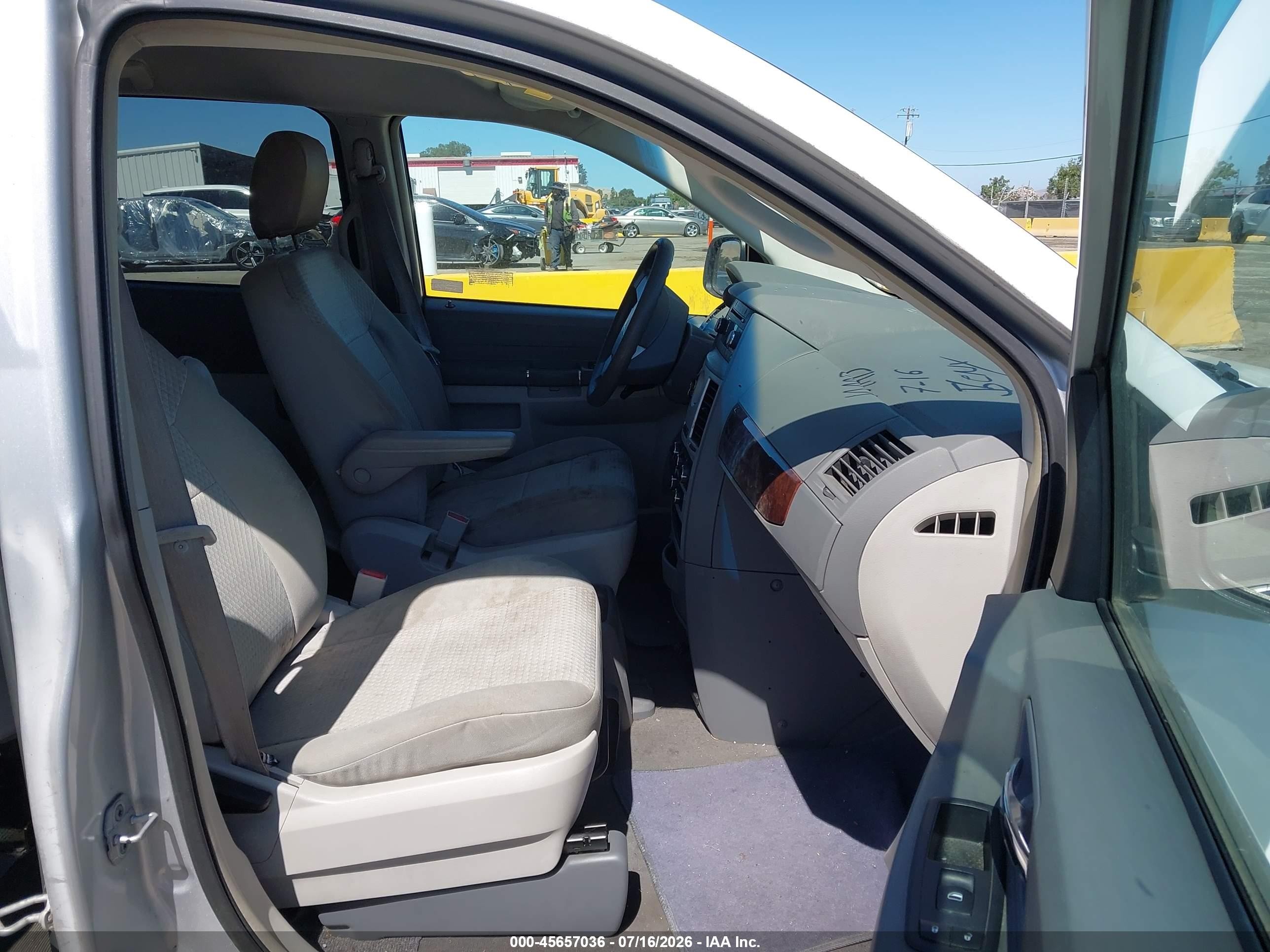 2009 Chrysler Town & Country Lx White vin: 2A8HR44E59R656065