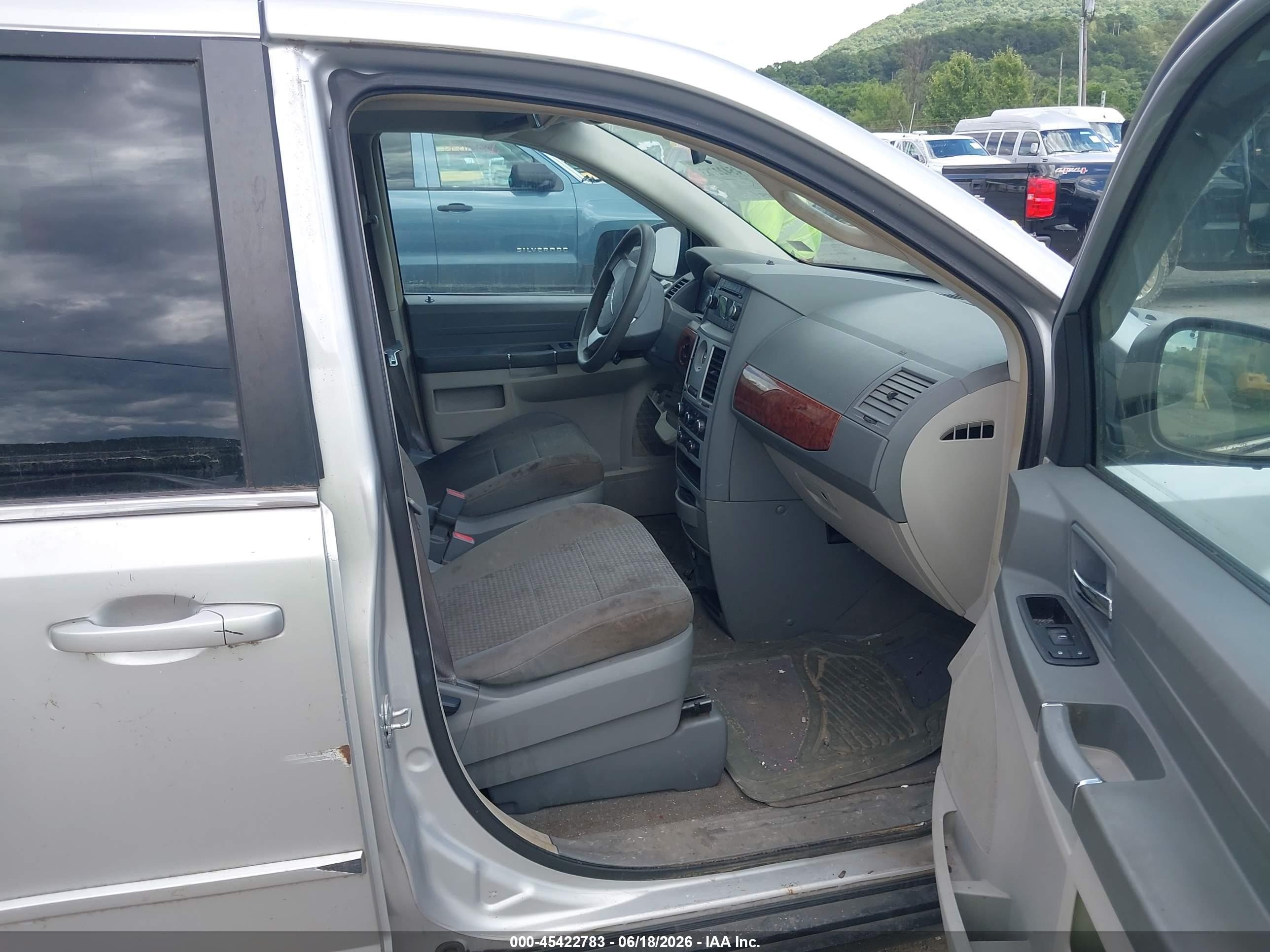 2009 Chrysler Town & Country Lx Серебряный vin: 2A8HR44E89R526684