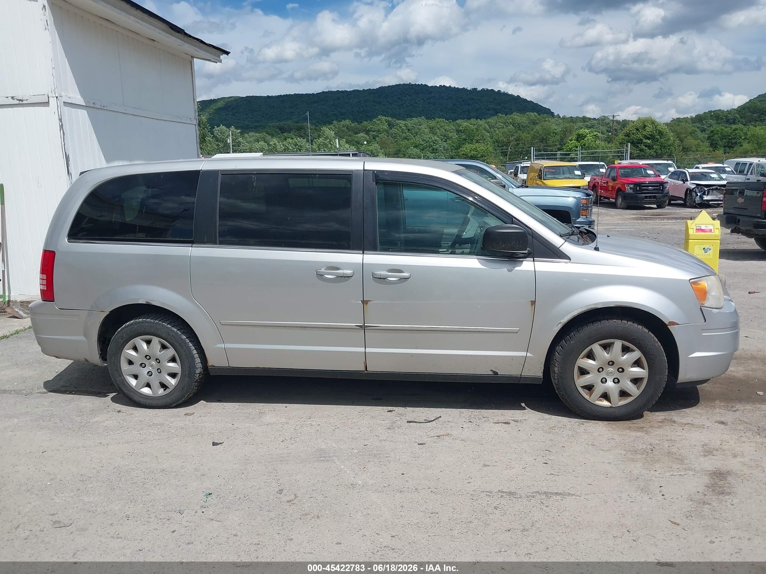 2009 Chrysler Town & Country Lx Серебряный vin: 2A8HR44E89R526684