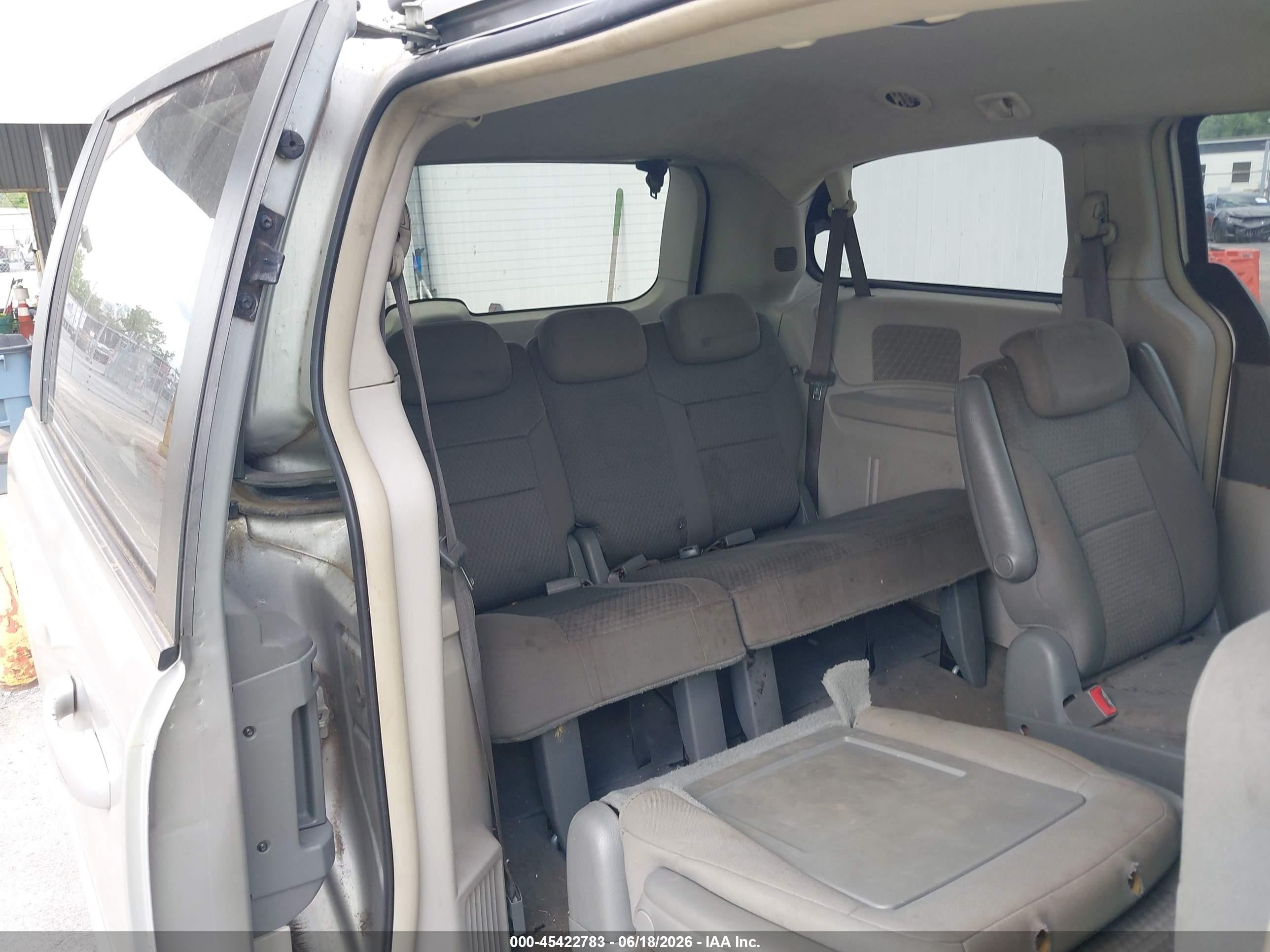 2009 Chrysler Town & Country Lx Серебряный vin: 2A8HR44E89R526684