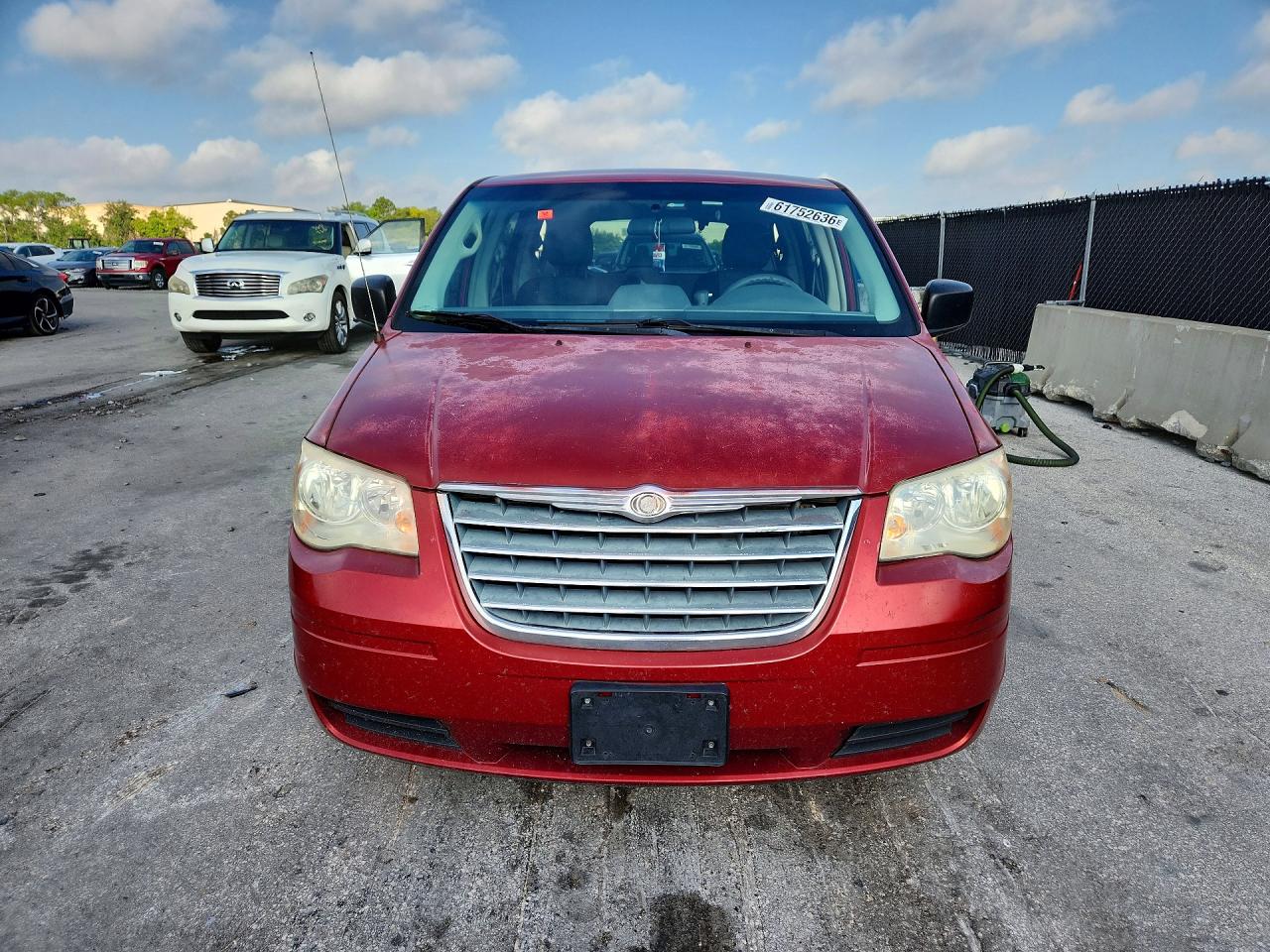 2009 Chrysler Town & Country Lx Red vin: 2A8HR44E99R657865