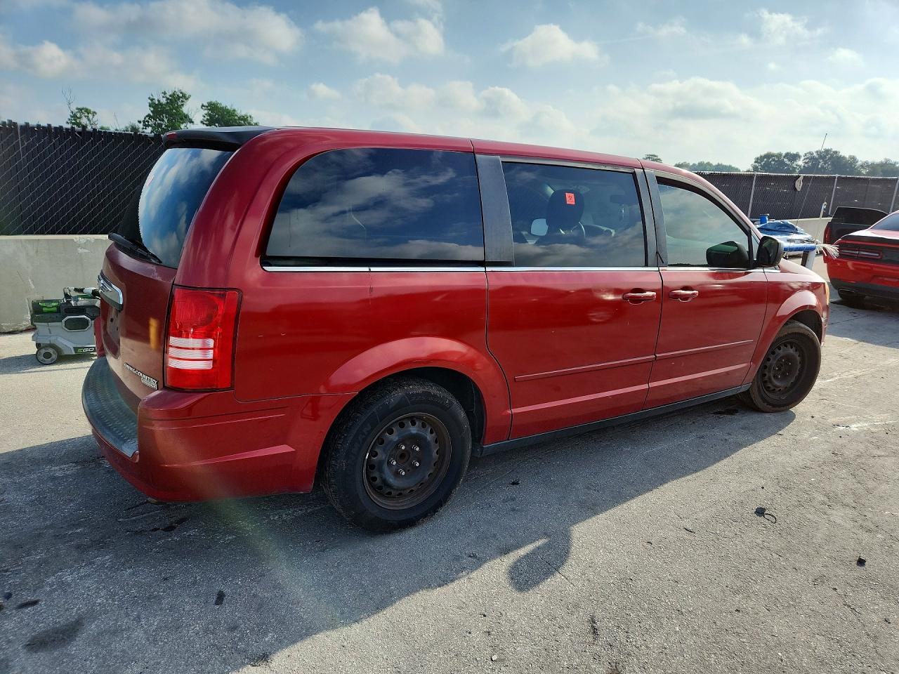 2009 Chrysler Town & Country Lx Red vin: 2A8HR44E99R657865