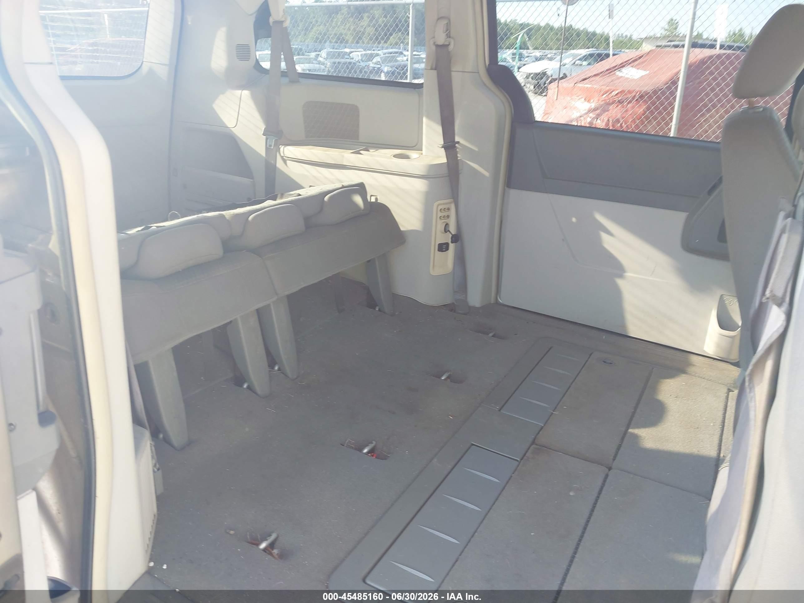 2009 Chrysler Town & Country Lx Beige vin: 2A8HR44EX9R526556