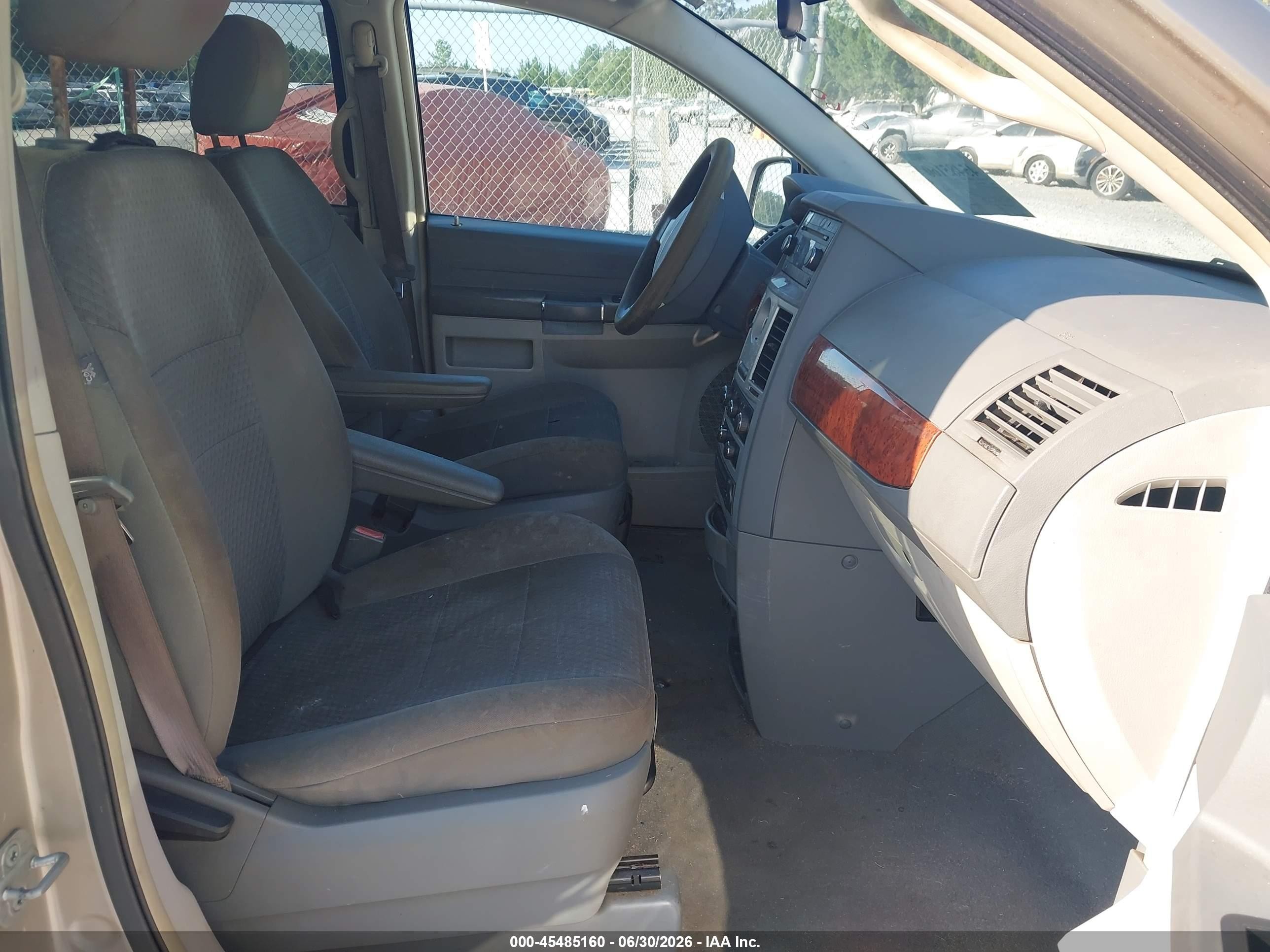 2009 Chrysler Town & Country Lx Beige vin: 2A8HR44EX9R526556