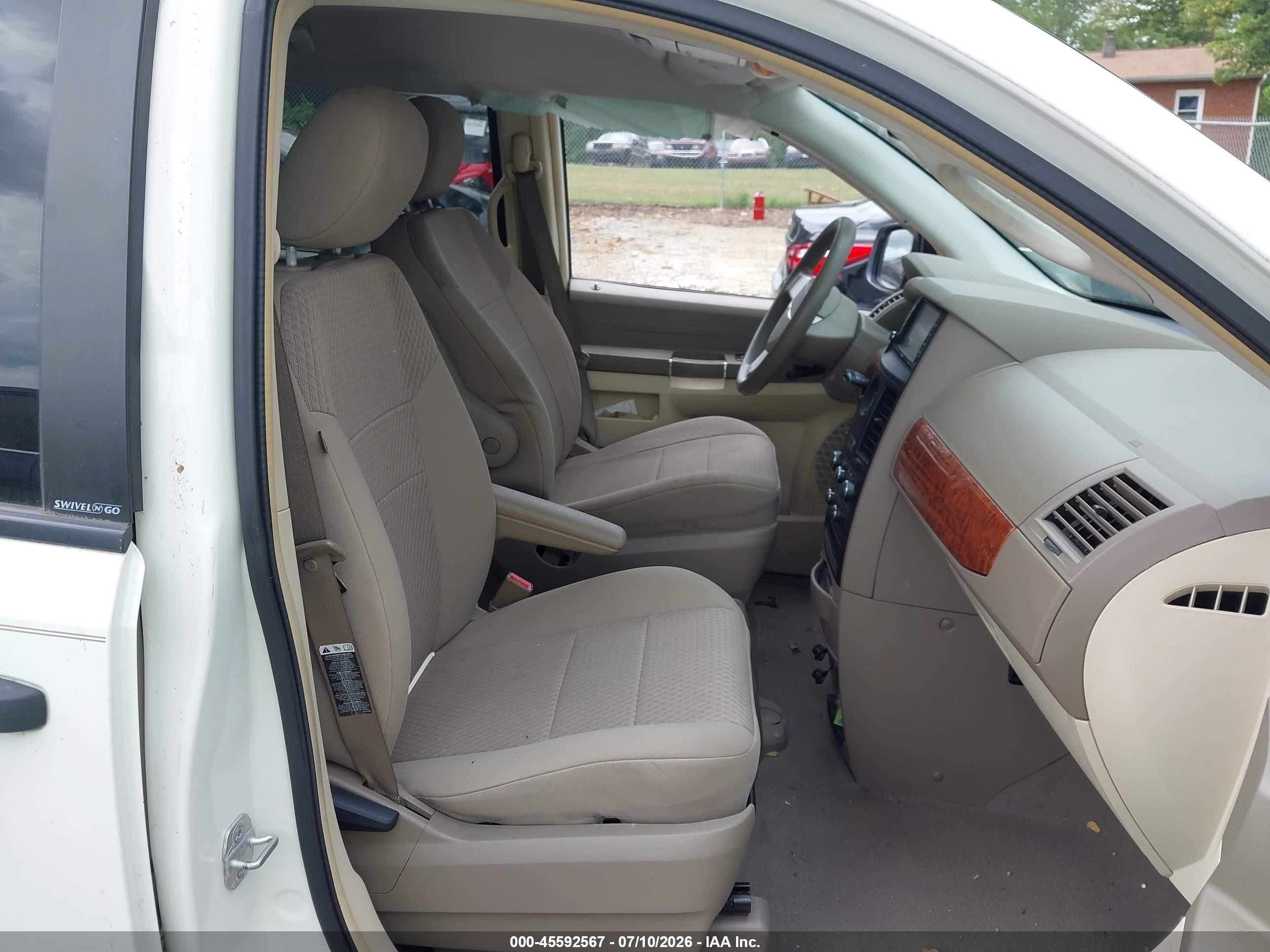 2008 Chrysler Town & Country Lx White vin: 2A8HR44H08R687121
