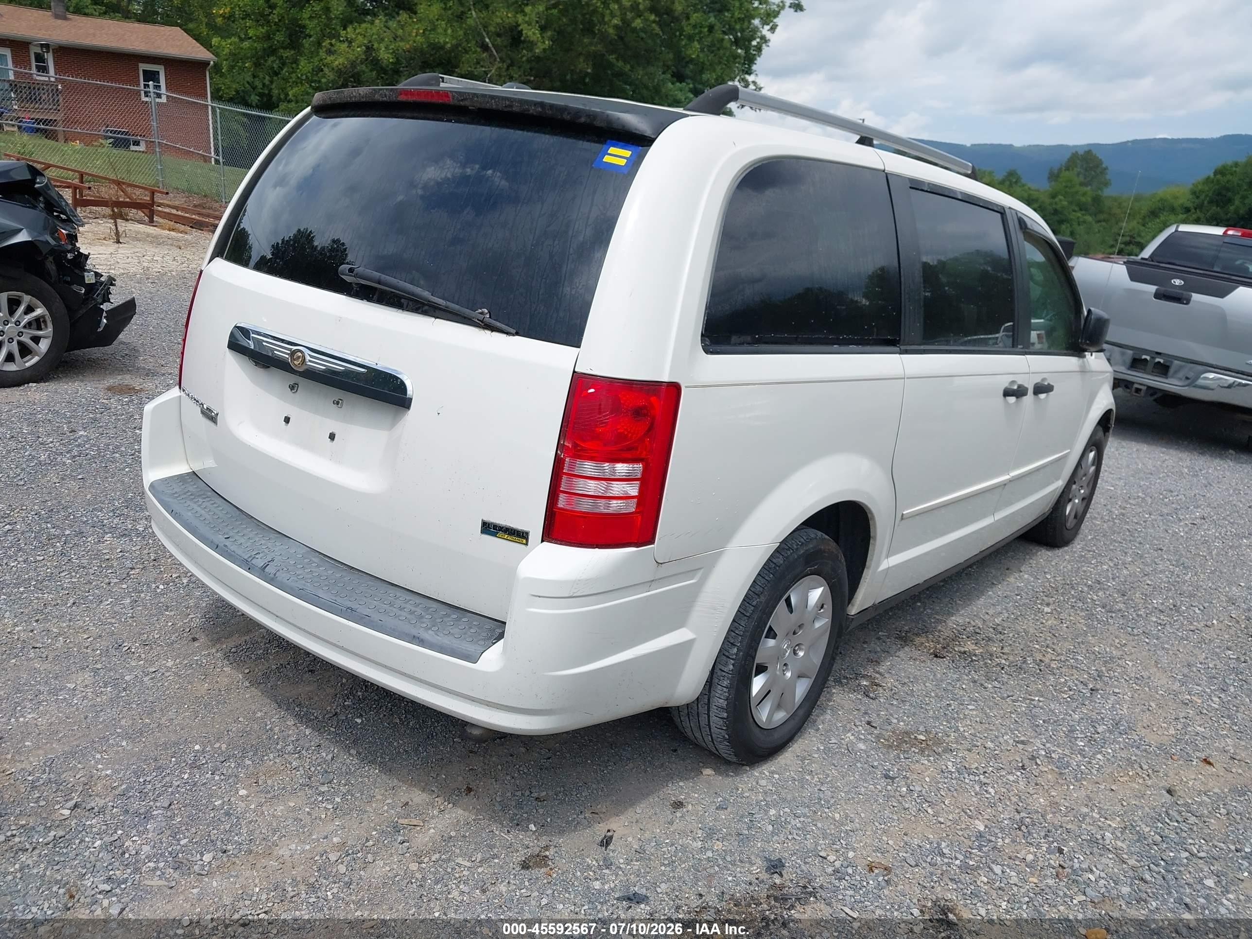 2008 Chrysler Town & Country Lx White vin: 2A8HR44H08R687121
