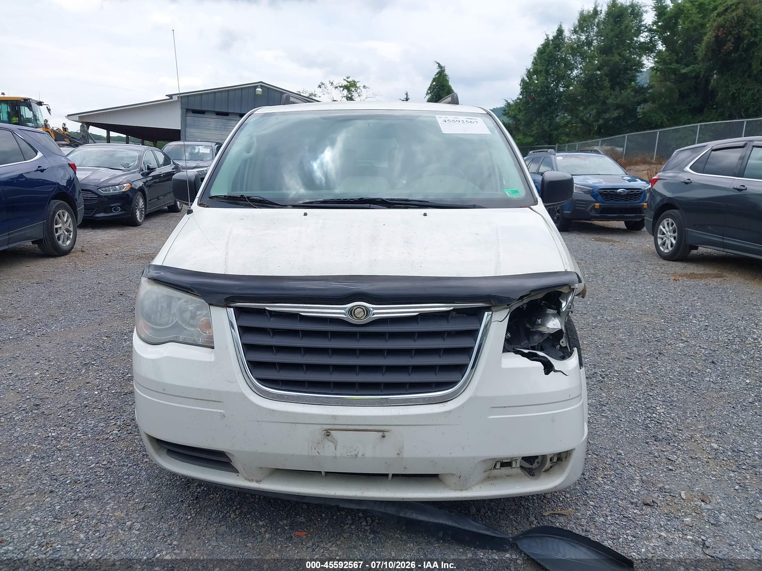 2008 Chrysler Town & Country Lx White vin: 2A8HR44H08R687121