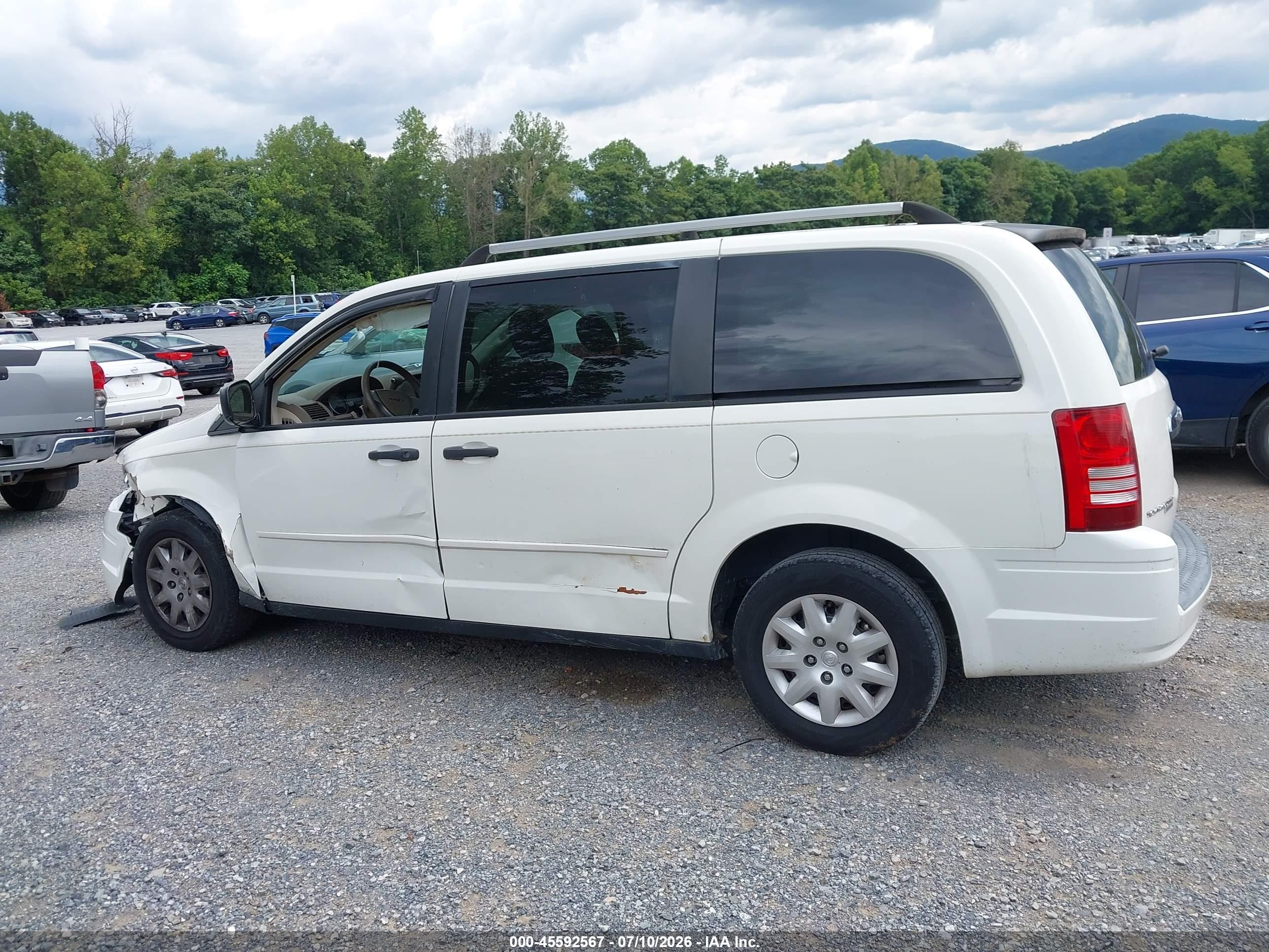 2008 Chrysler Town & Country Lx White vin: 2A8HR44H08R687121