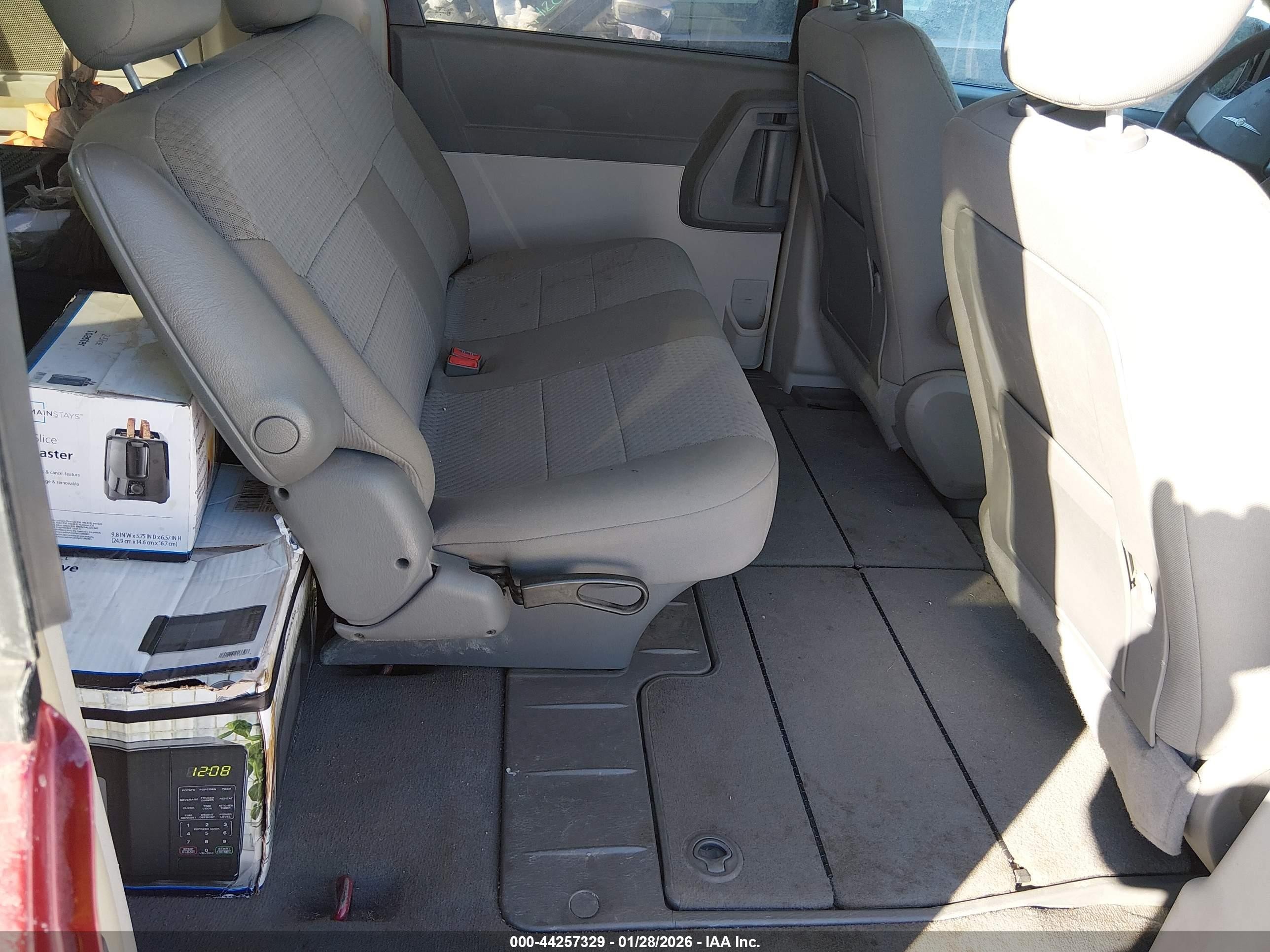 2008 Chrysler Town & Country Lx Red vin: 2A8HR44H08R722207