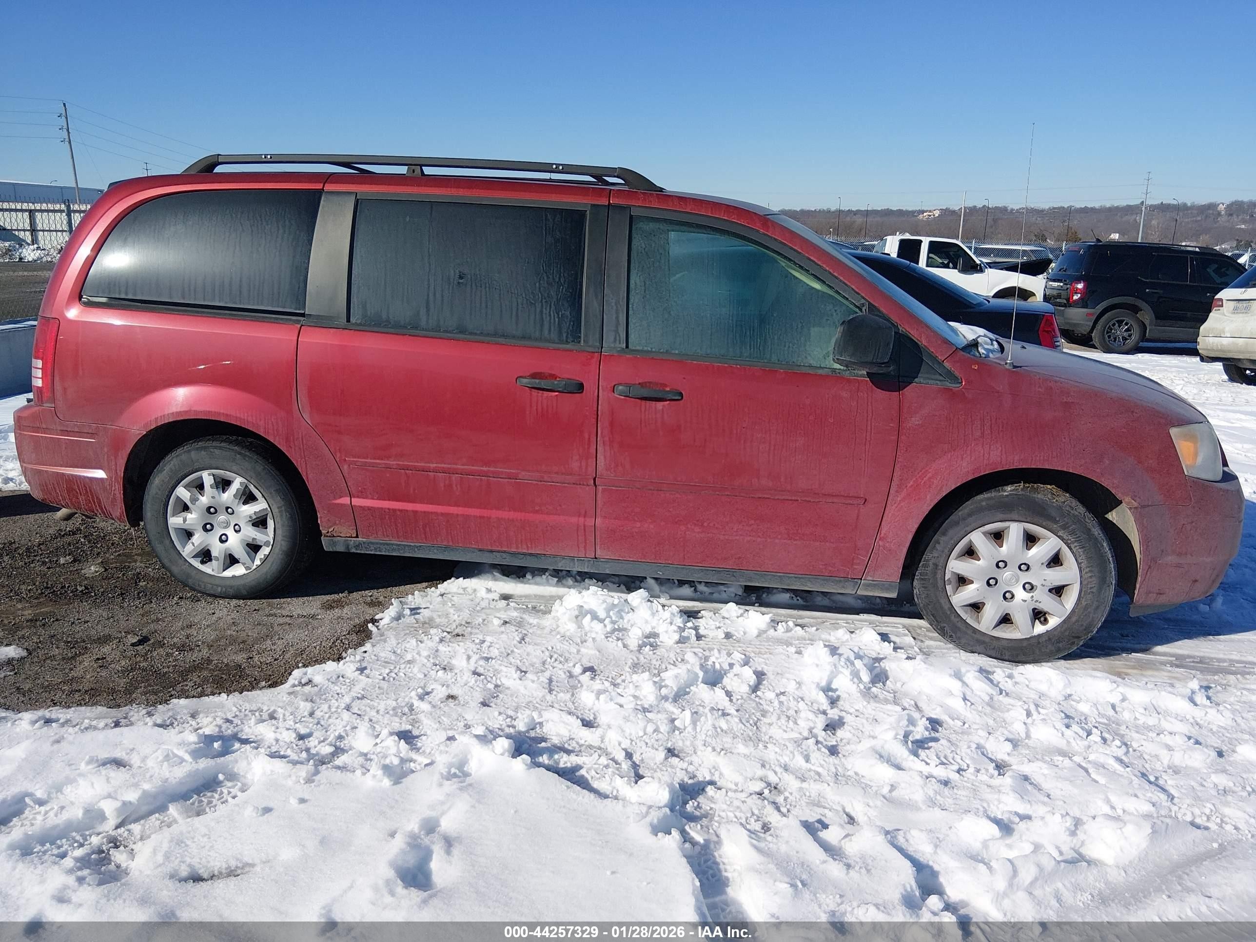 2008 Chrysler Town & Country Lx Red vin: 2A8HR44H08R722207