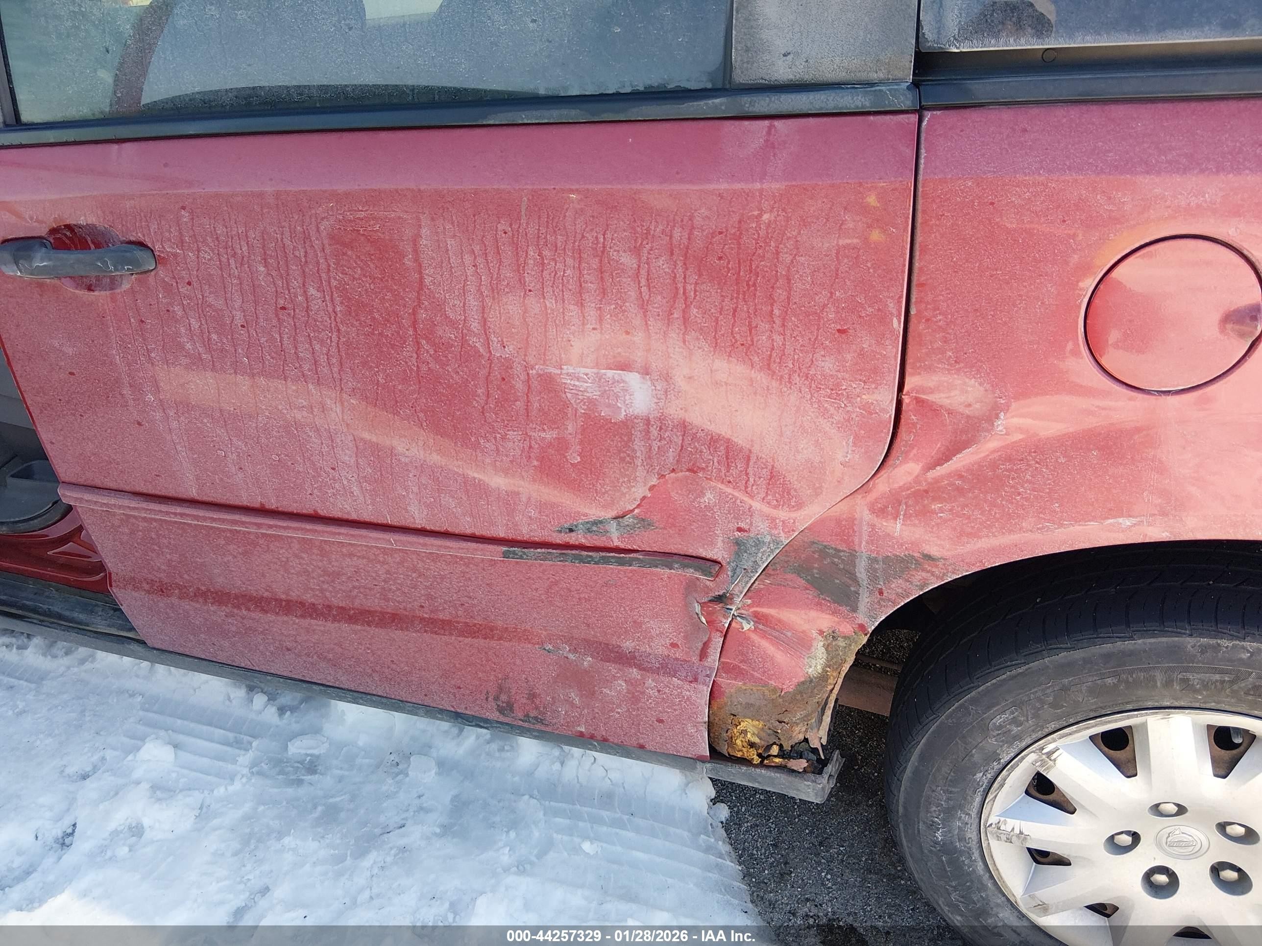 2008 Chrysler Town & Country Lx Red vin: 2A8HR44H08R722207