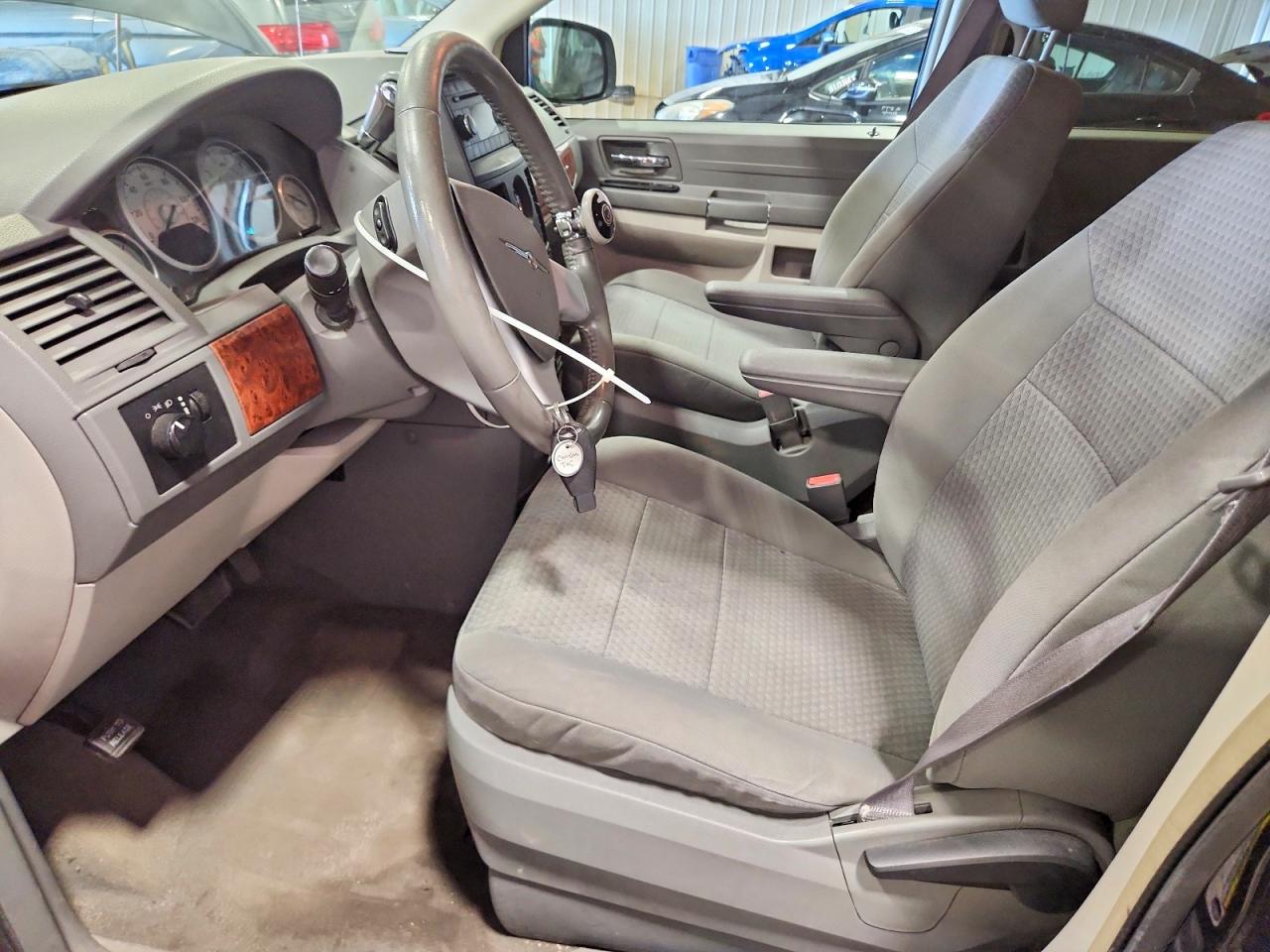 2008 Chrysler Town & Country Lx Gray vin: 2A8HR44H28R607723