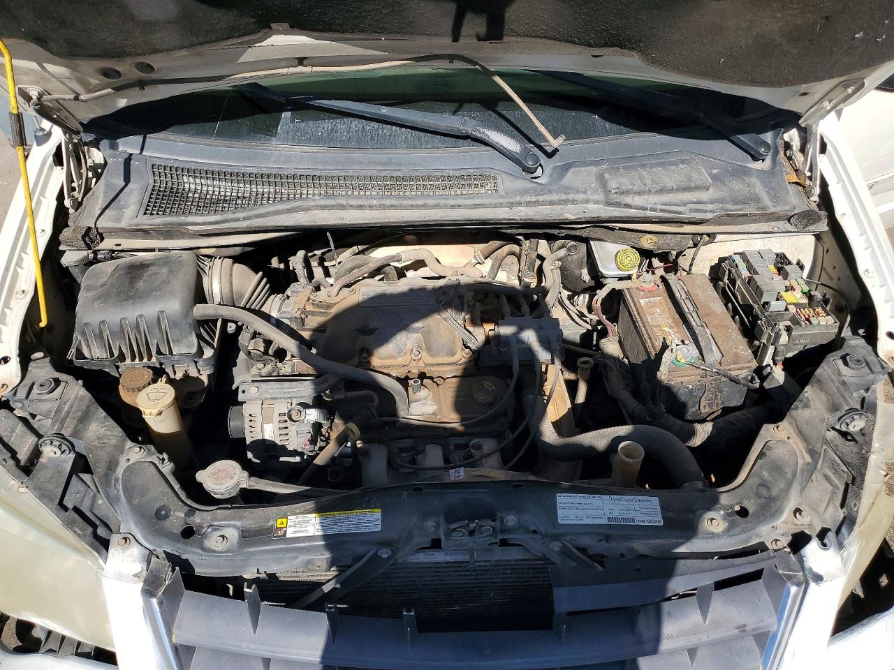 2008 Chrysler Town & Country Lx White vin: 2A8HR44H28R688027