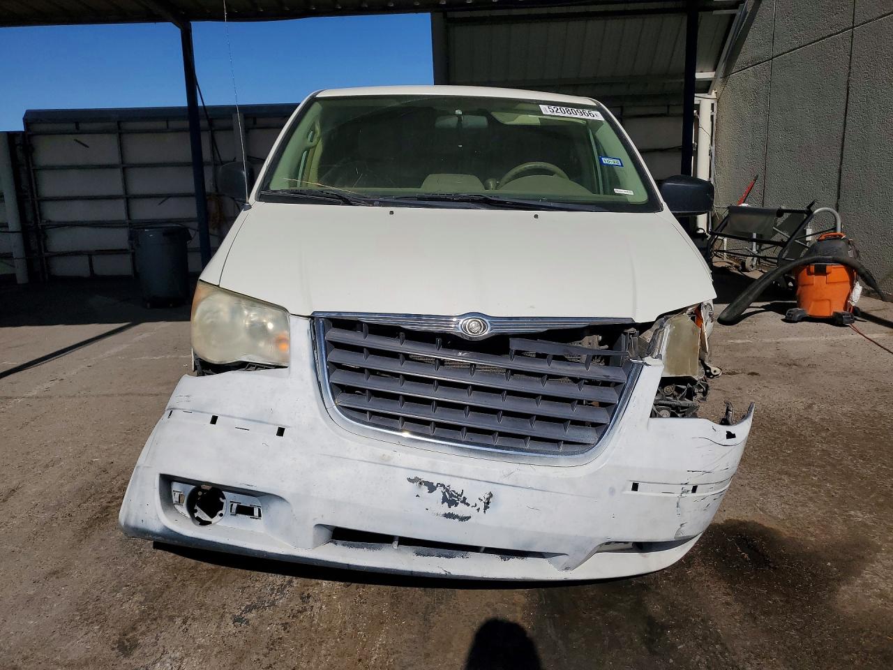 2008 Chrysler Town & Country Lx White vin: 2A8HR44H28R688027
