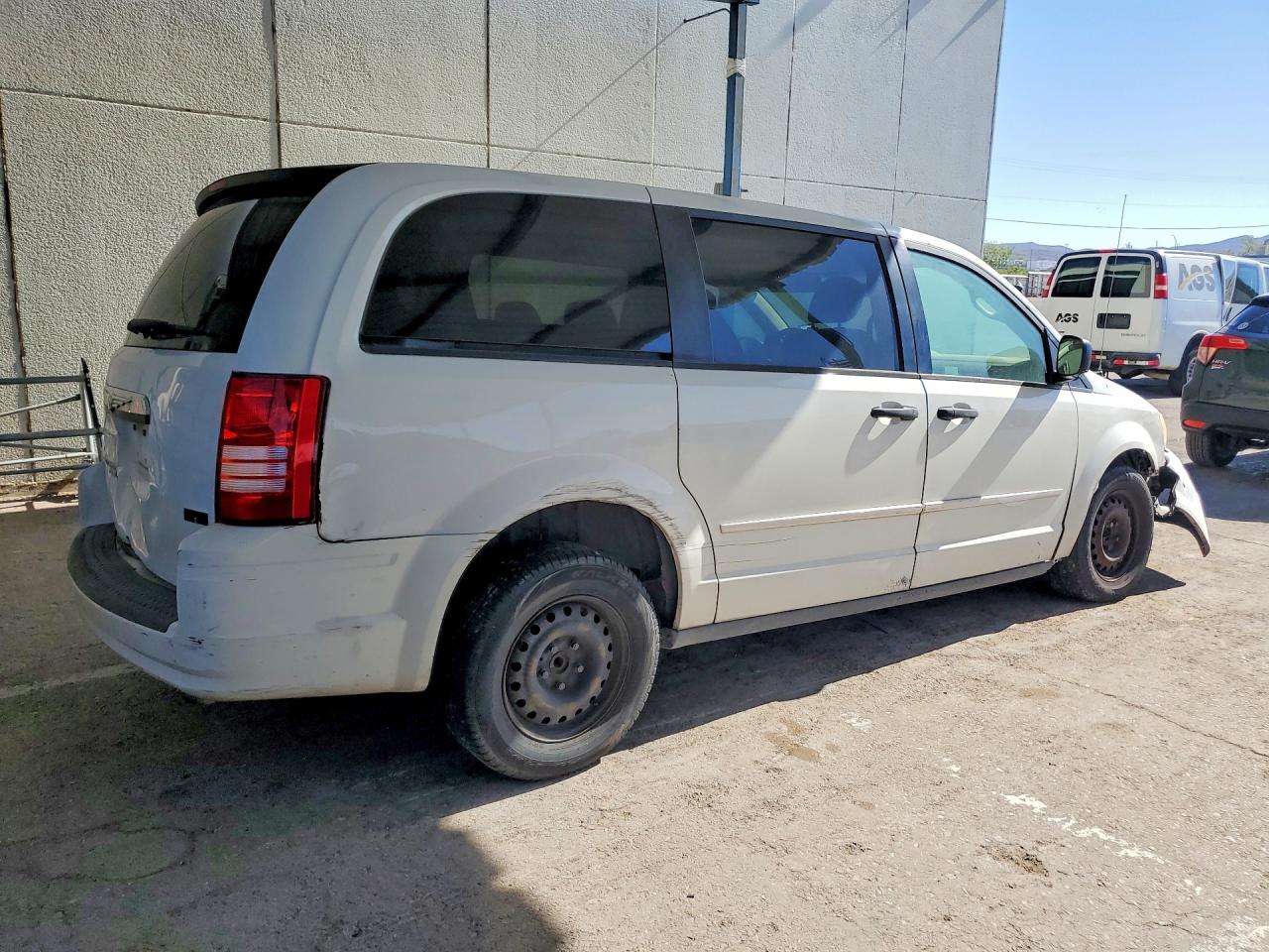 2008 Chrysler Town & Country Lx White vin: 2A8HR44H28R688027