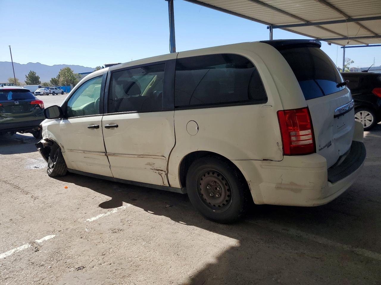 2008 Chrysler Town & Country Lx White vin: 2A8HR44H28R688027