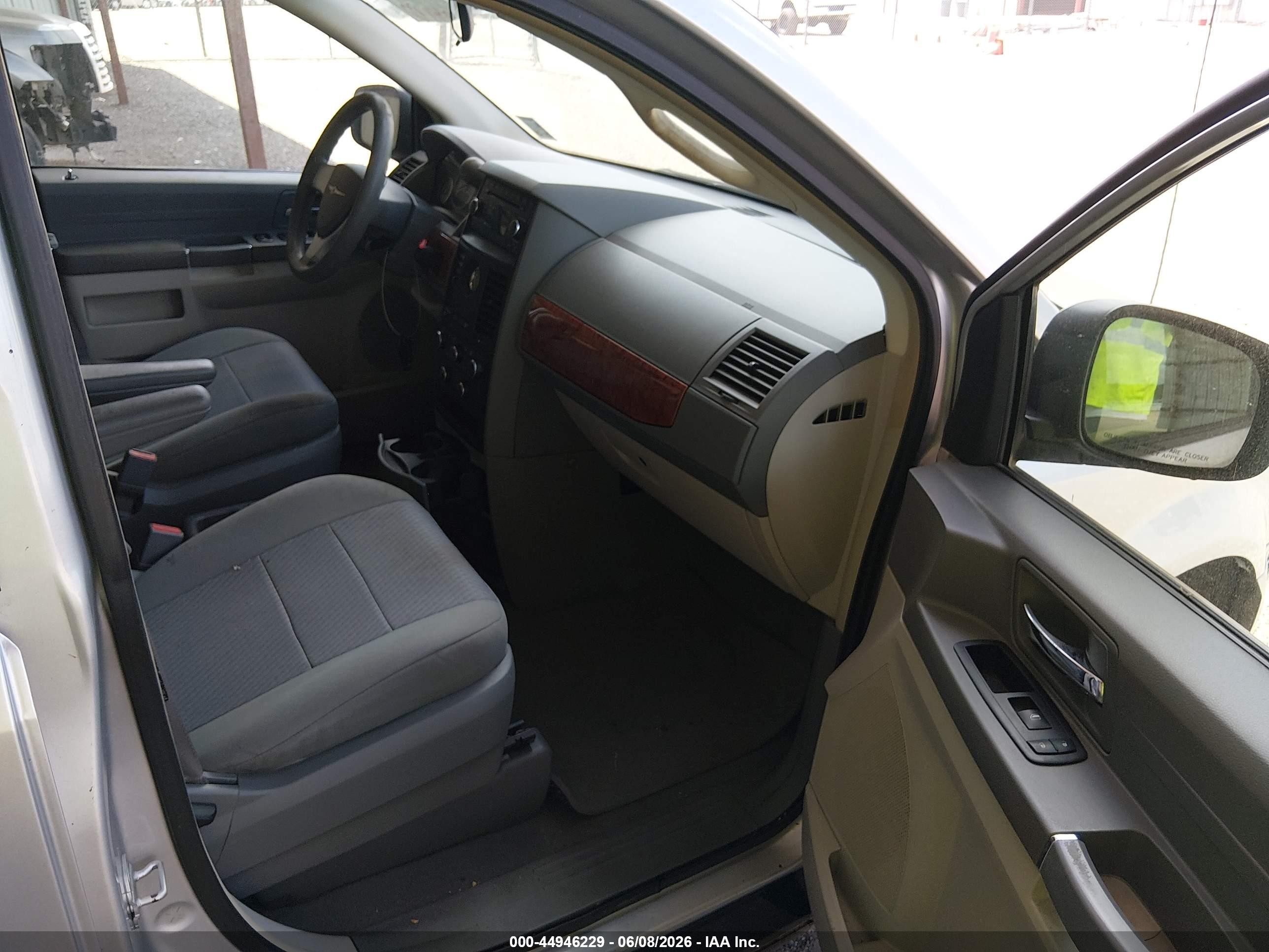 2008 Chrysler Town & Country Lx Silver vin: 2A8HR44H38R623946