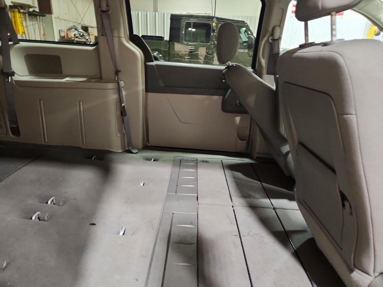 2008 Chrysler Town & Country Lx Silver vin: 2A8HR44H38R778061