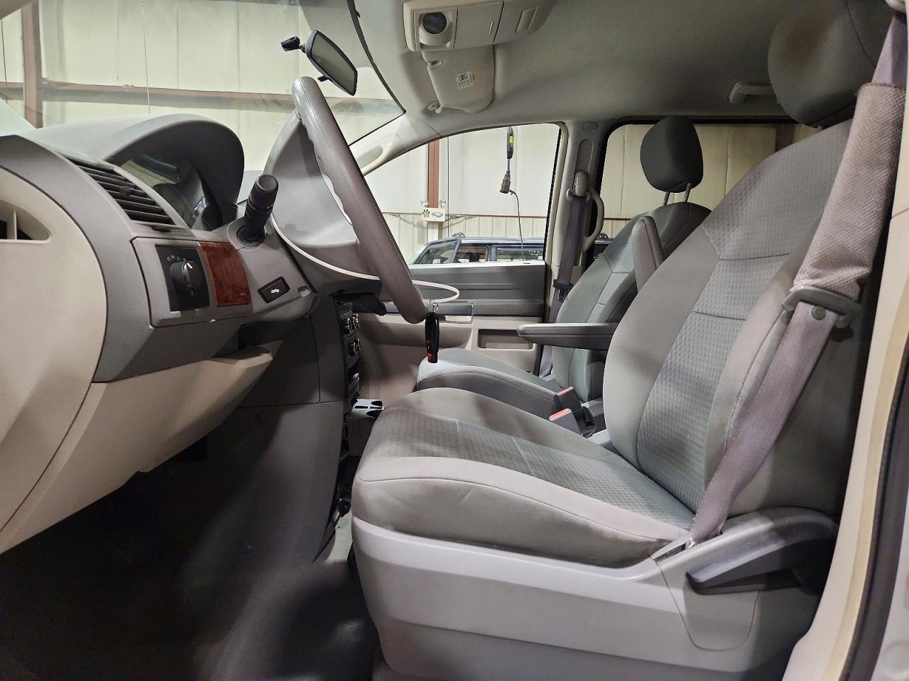 2008 Chrysler Town & Country Lx Silver vin: 2A8HR44H38R778061