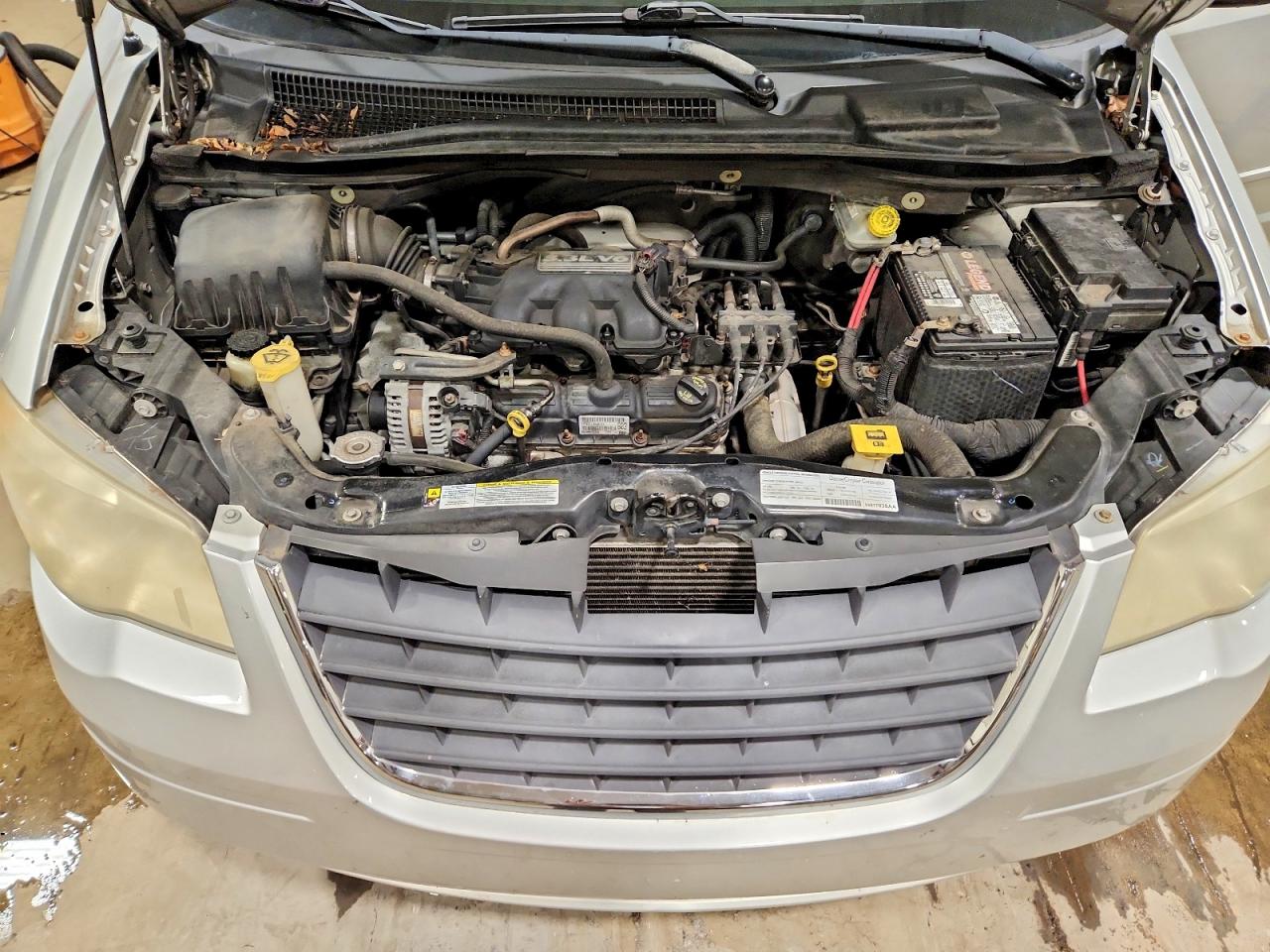 2008 Chrysler Town & Country Lx Silver vin: 2A8HR44H38R778061