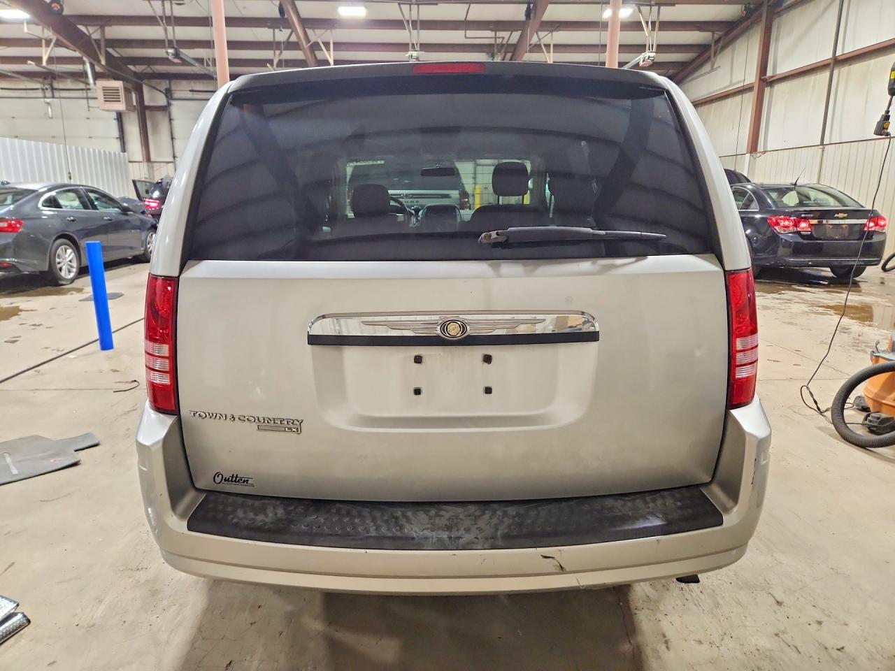 2008 Chrysler Town & Country Lx Silver vin: 2A8HR44H38R778061