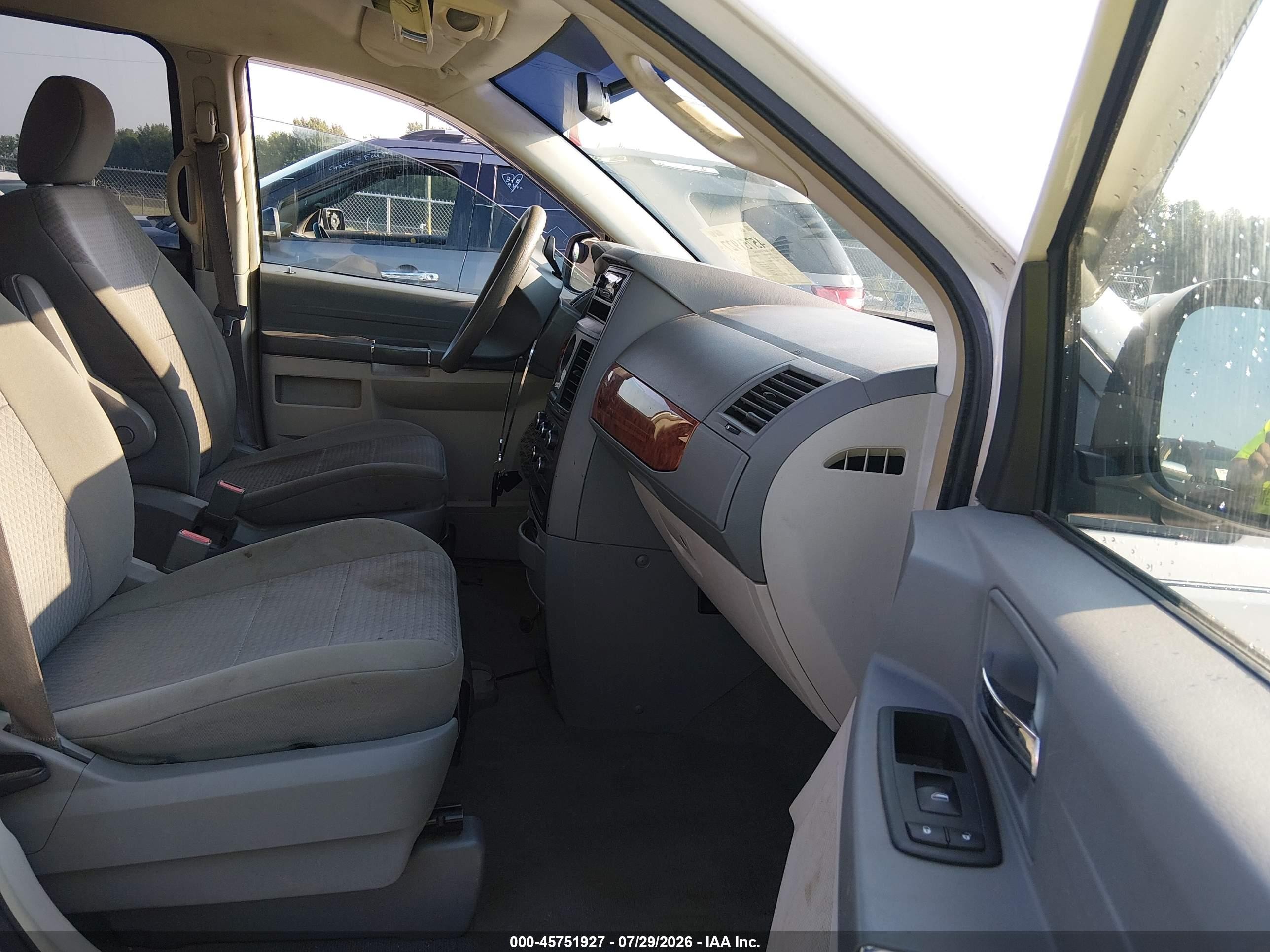 2008 Chrysler Town & Country Lx White vin: 2A8HR44H68R671067