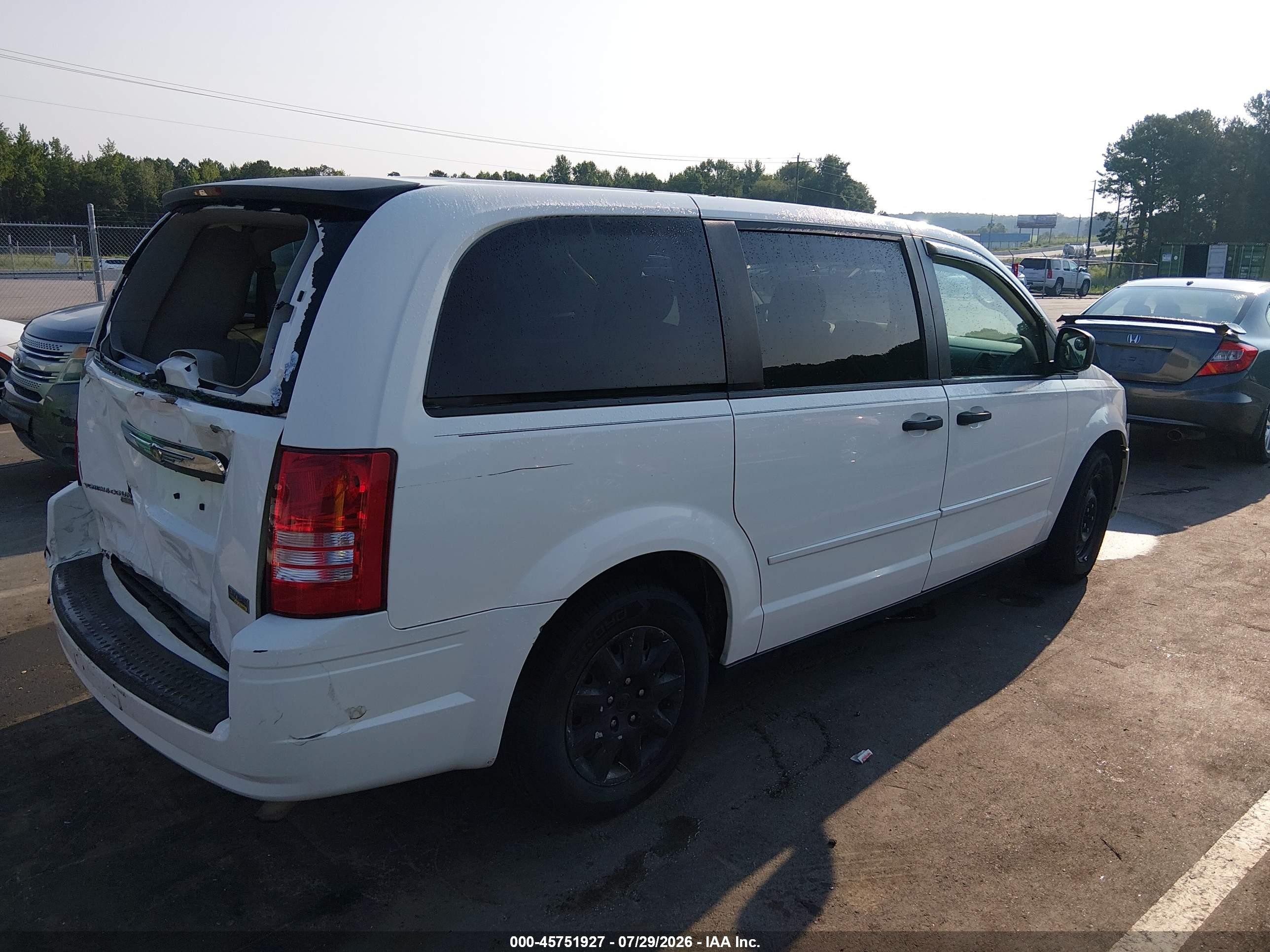 2008 Chrysler Town & Country Lx White vin: 2A8HR44H68R671067