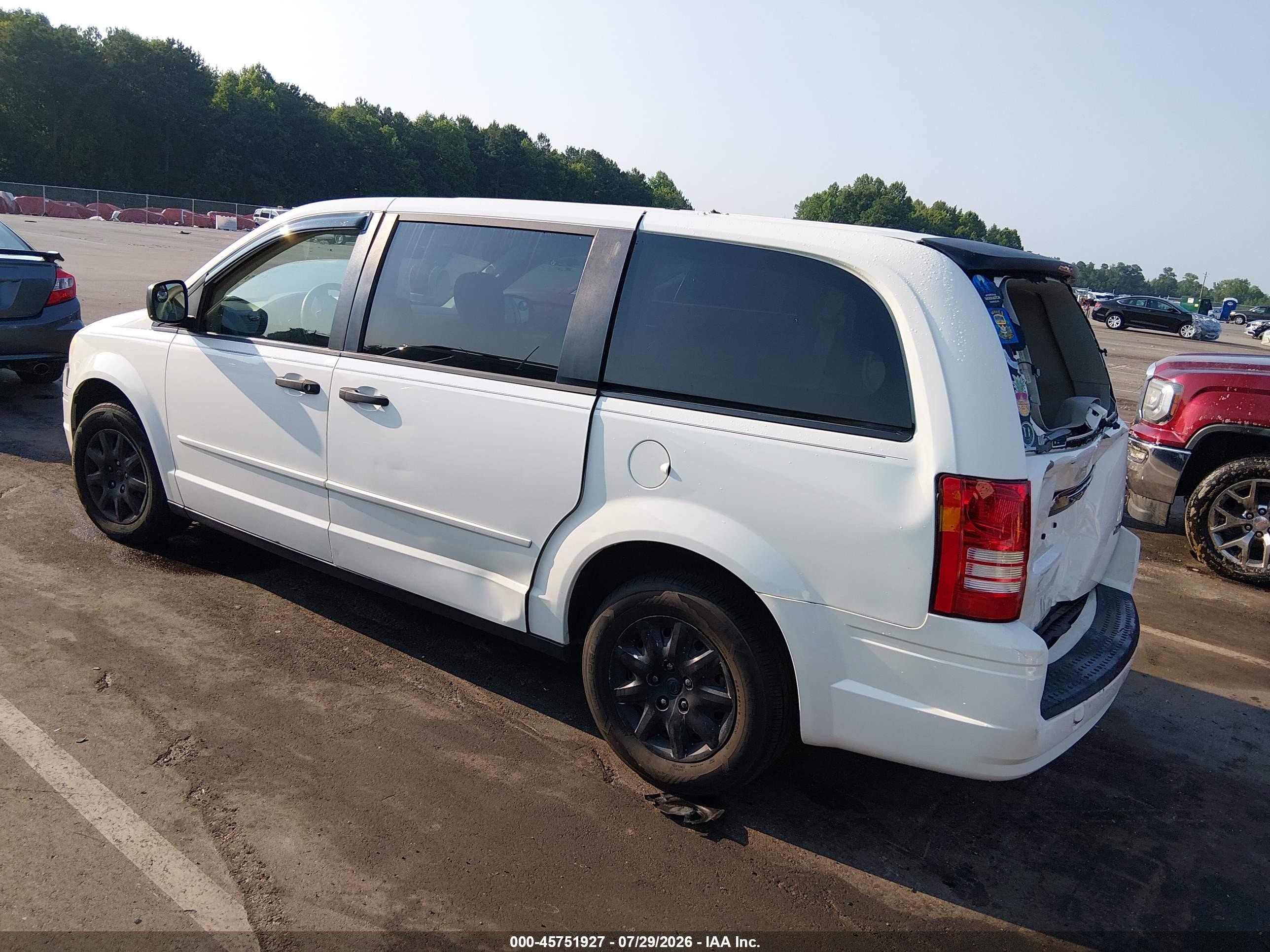 2008 Chrysler Town & Country Lx White vin: 2A8HR44H68R671067