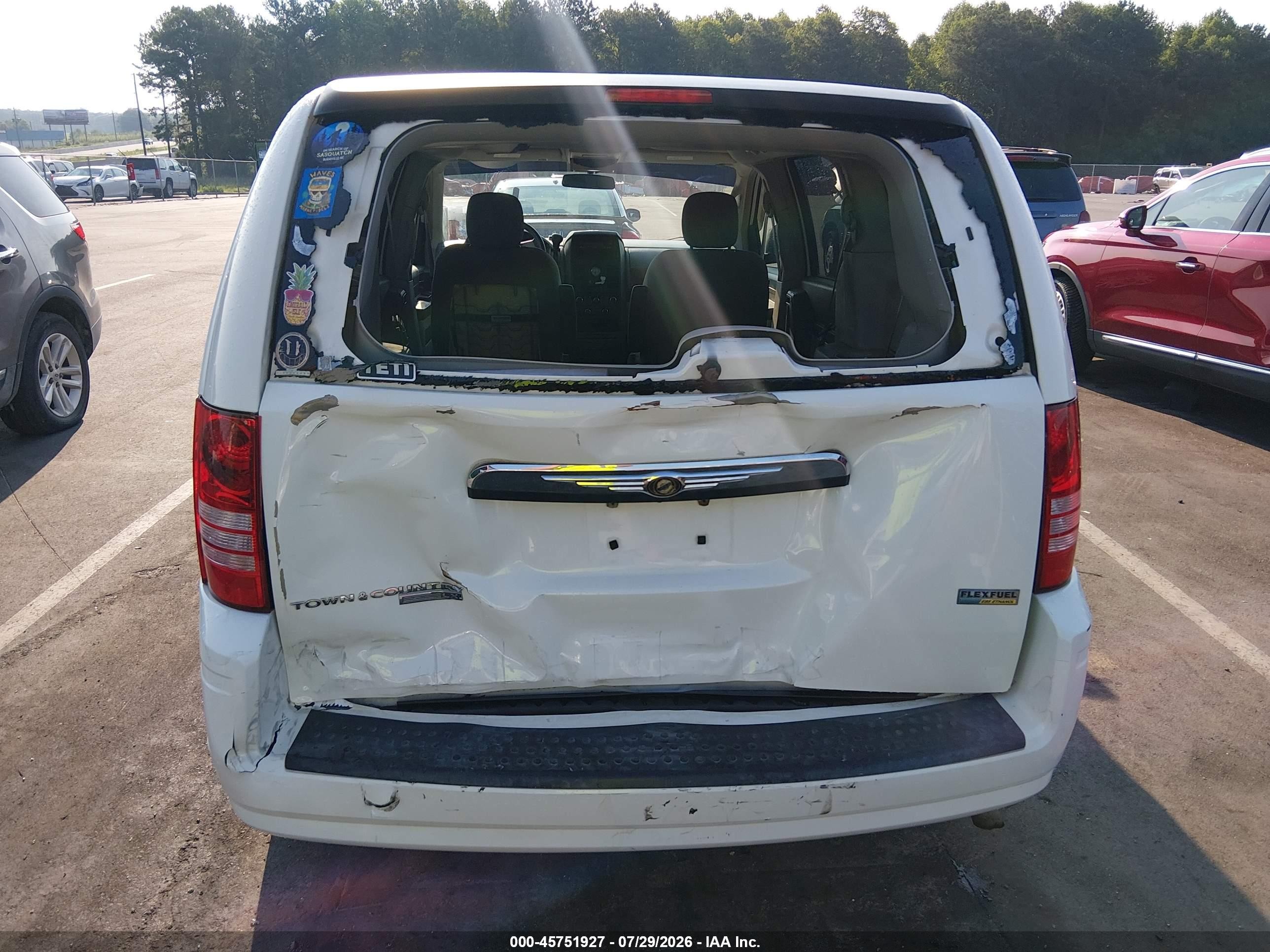 2008 Chrysler Town & Country Lx White vin: 2A8HR44H68R671067