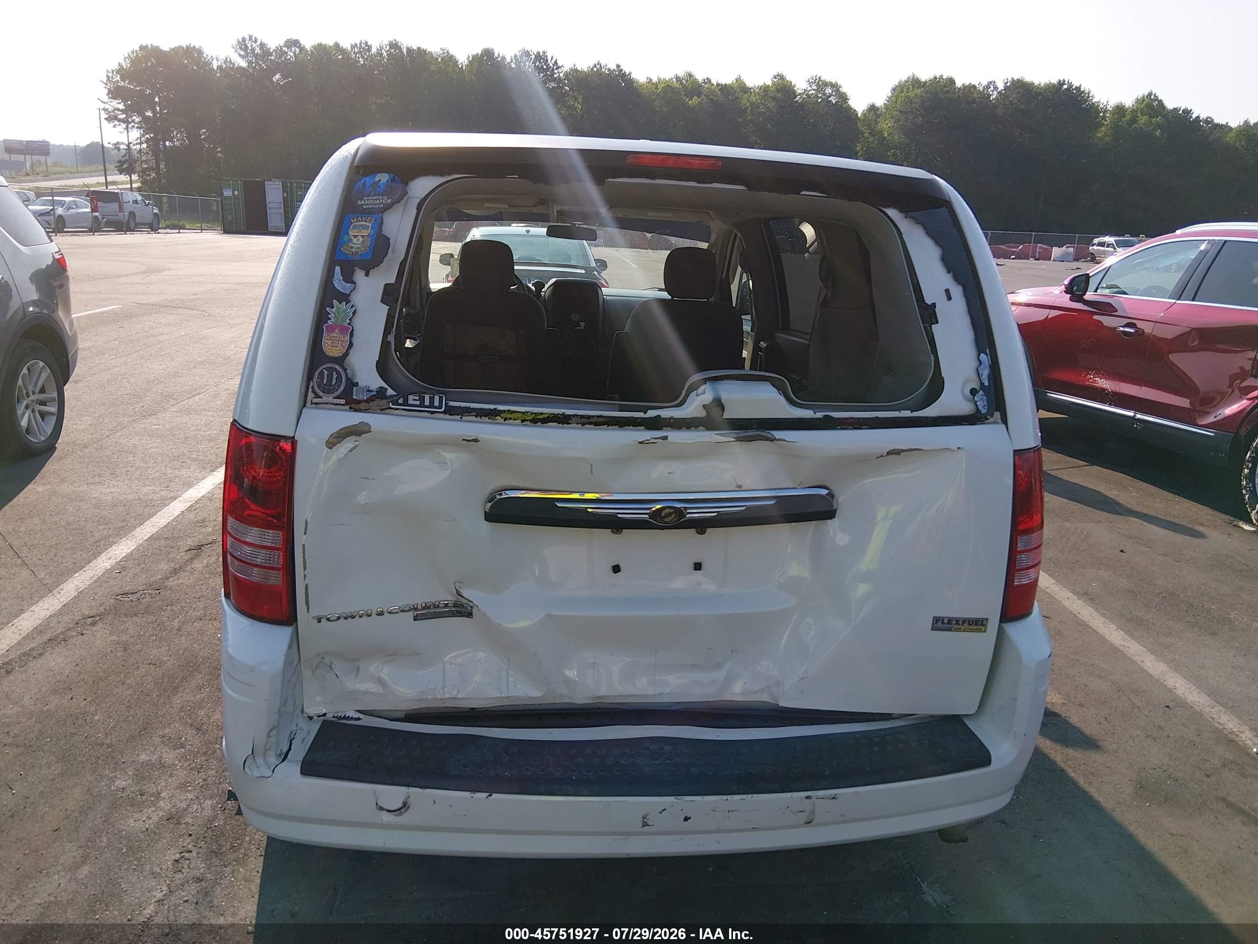 2008 Chrysler Town & Country Lx White vin: 2A8HR44H68R671067