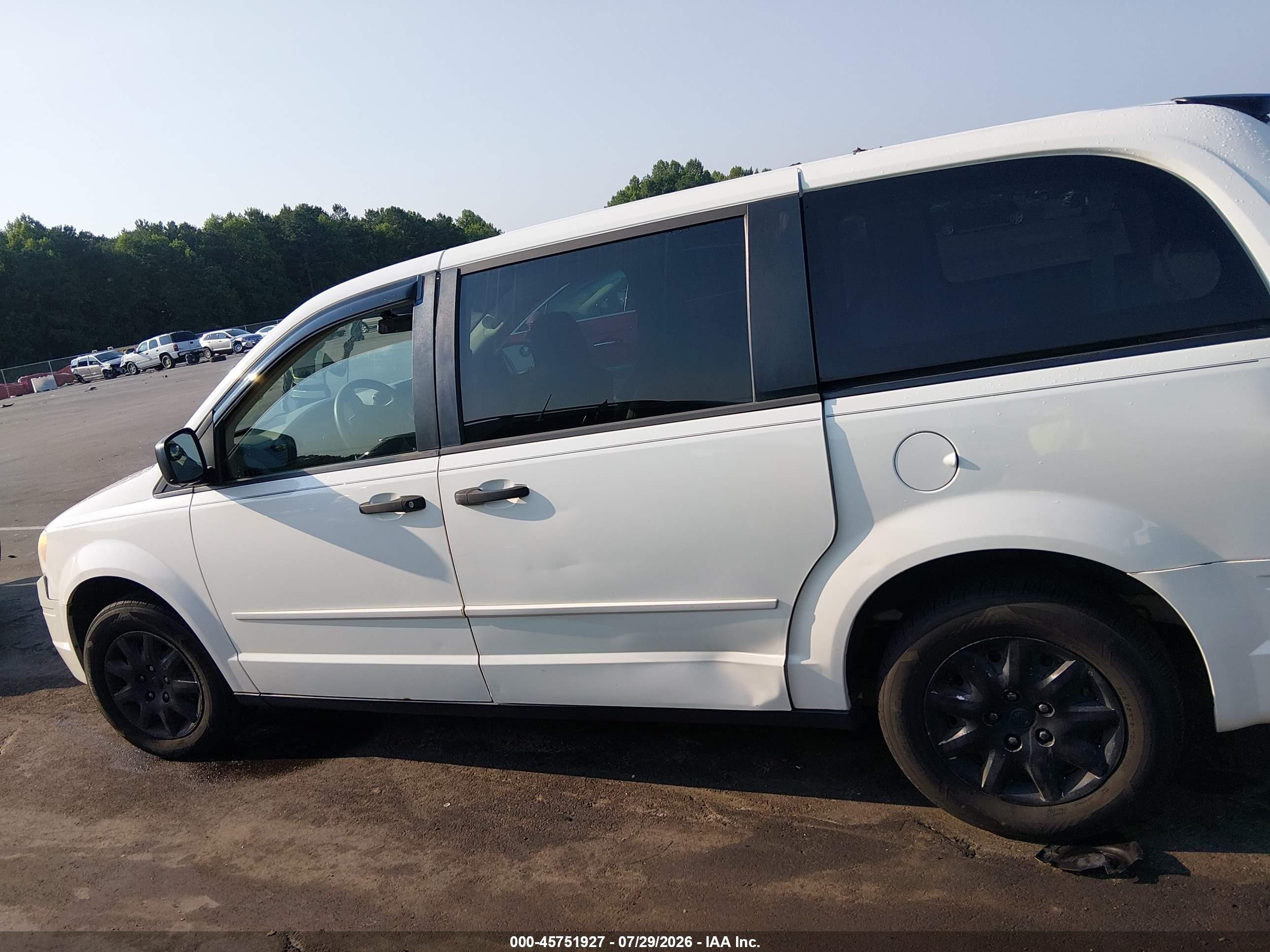 2008 Chrysler Town & Country Lx White vin: 2A8HR44H68R671067