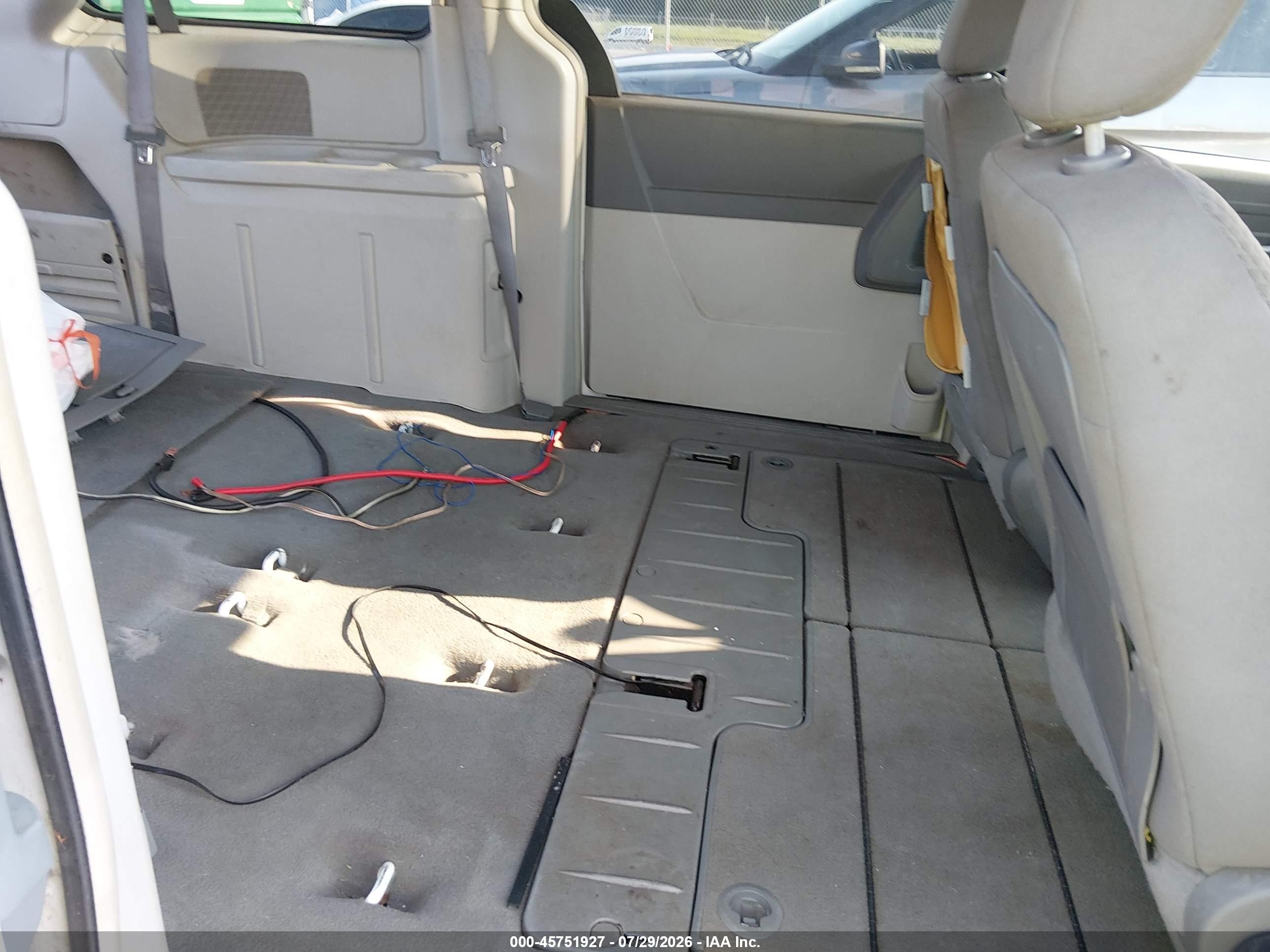 2008 Chrysler Town & Country Lx White vin: 2A8HR44H68R671067