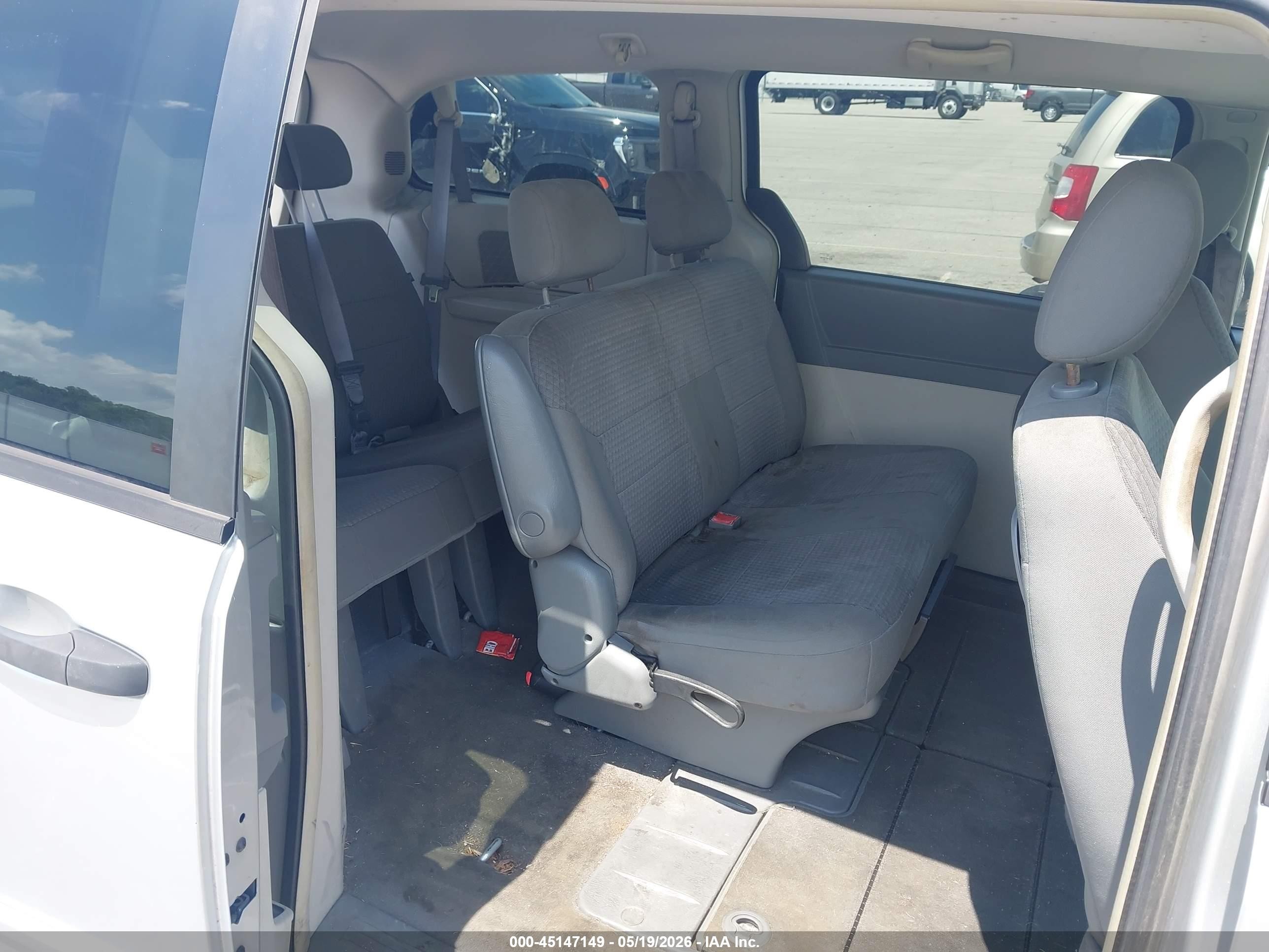 2008 Chrysler Town & Country Lx Серебряный vin: 2A8HR44H68R703323