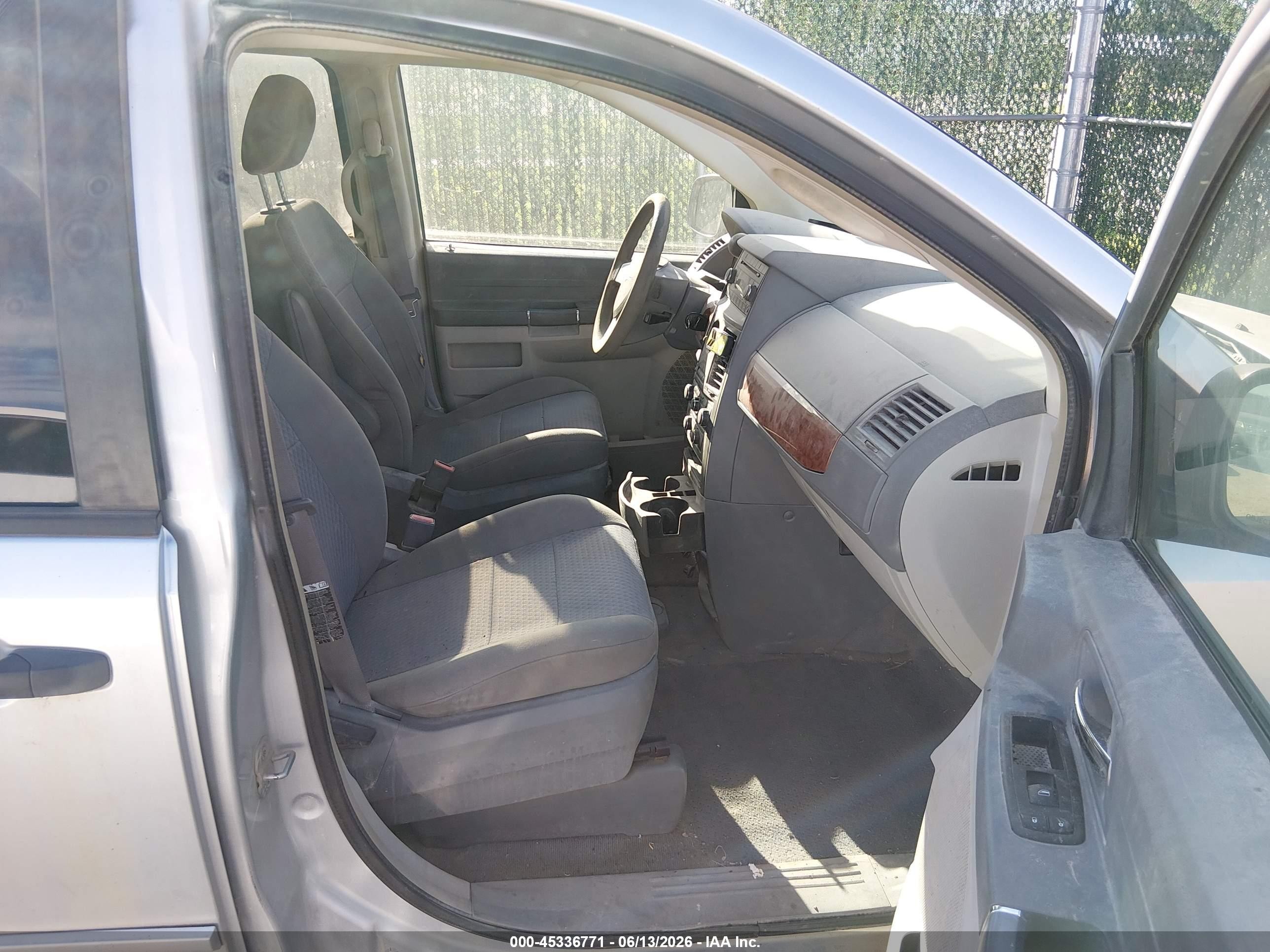 2008 Chrysler Town & Country Lx Silver vin: 2A8HR44H78R674964