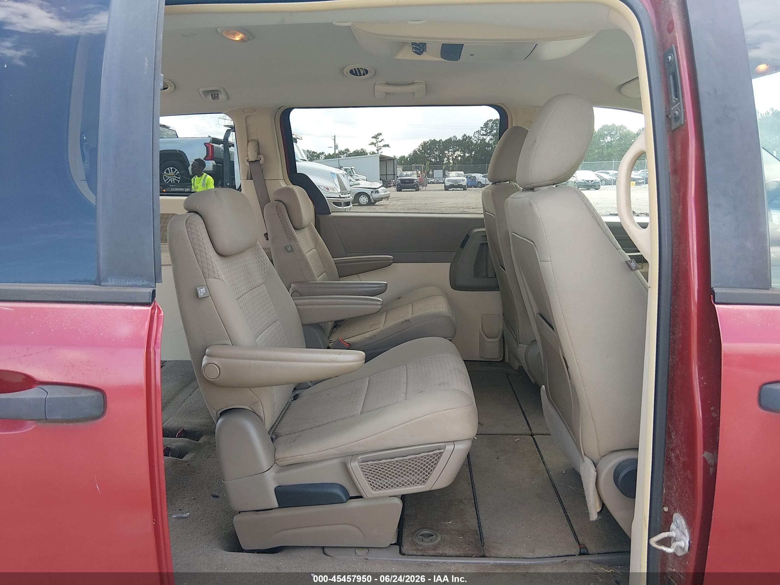2008 Chrysler Town & Country Lx Red vin: 2A8HR44H88R800099