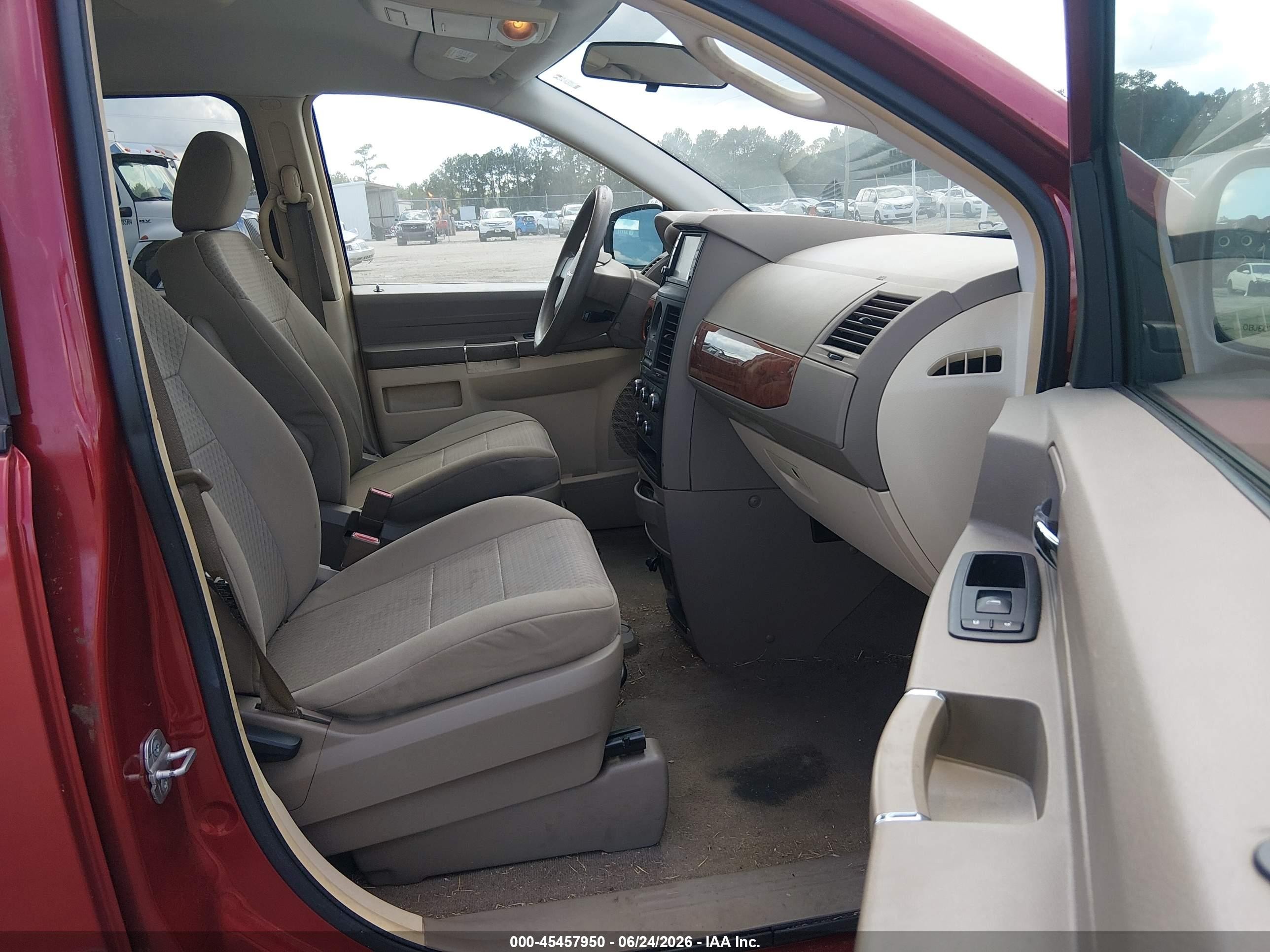 2008 Chrysler Town & Country Lx Red vin: 2A8HR44H88R800099