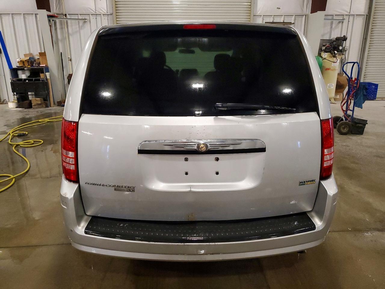 2008 Chrysler Town & Country Lx Серебряный vin: 2A8HR44H98R748868