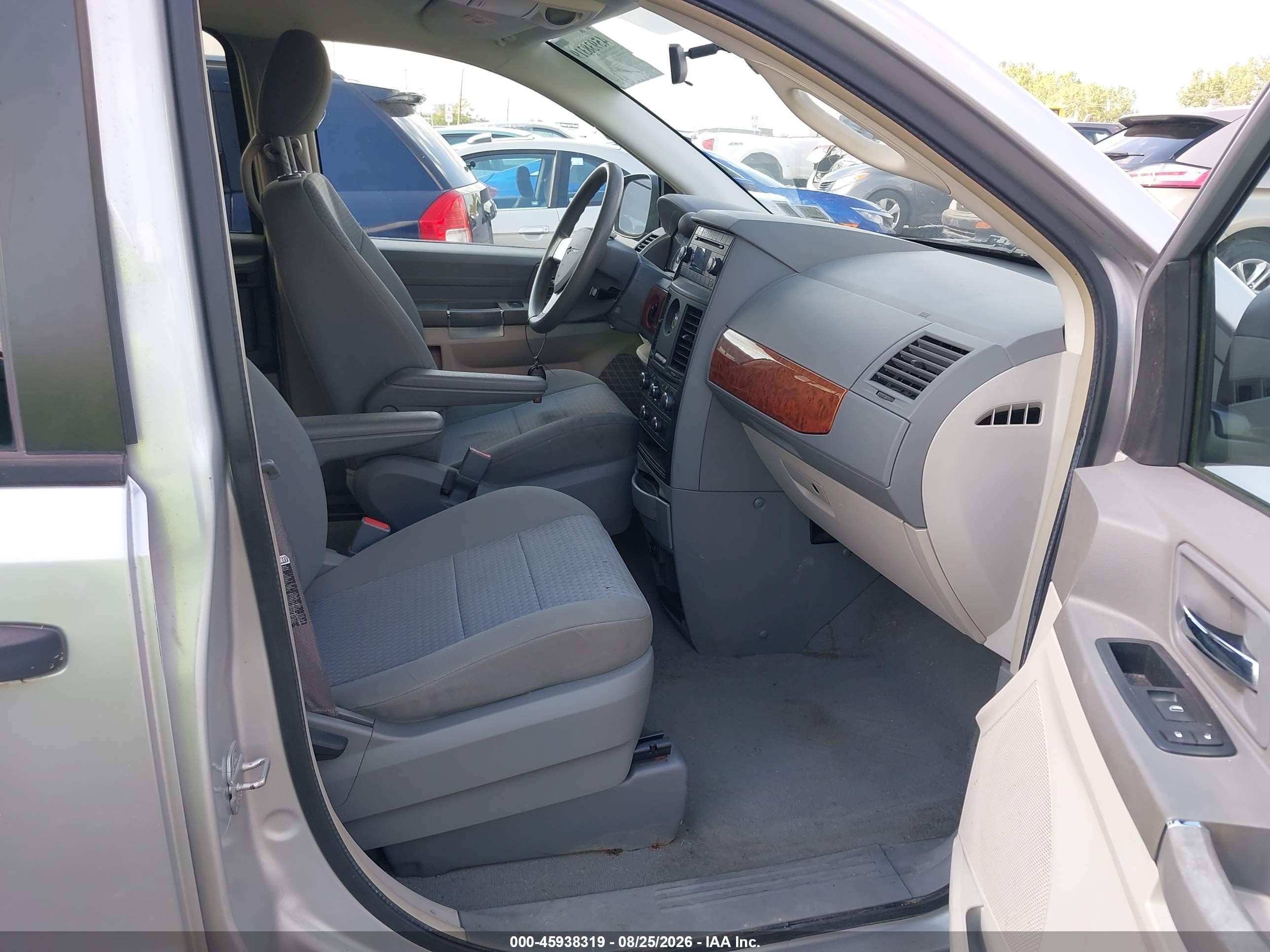 2008 Chrysler Town & Country Lx Silver vin: 2A8HR44H98R768845