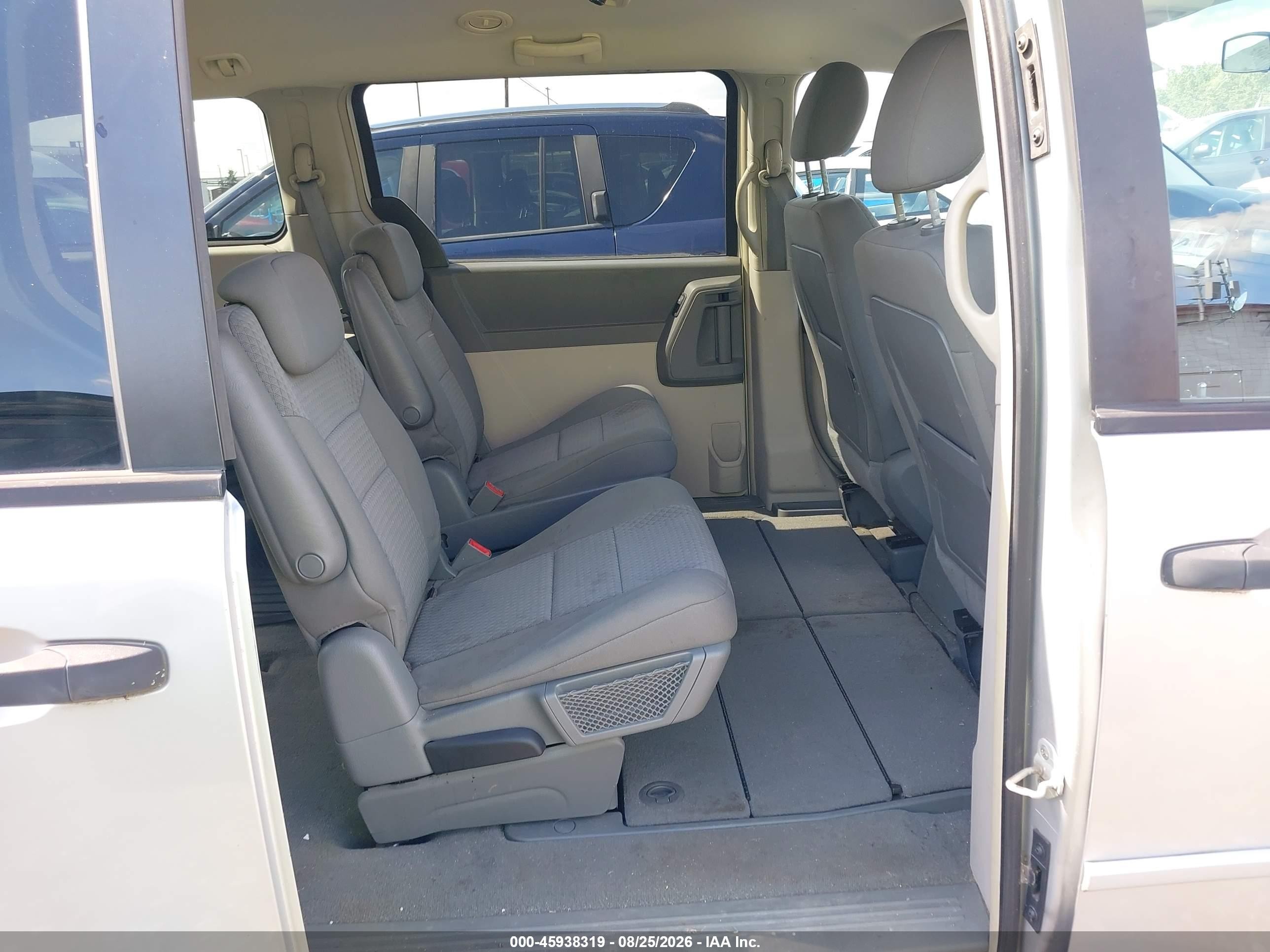 2008 Chrysler Town & Country Lx Silver vin: 2A8HR44H98R768845