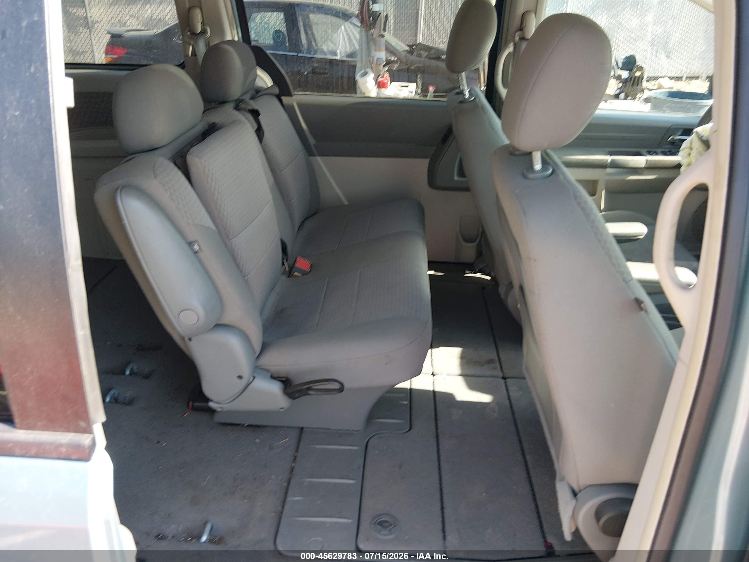 2008 Chrysler Town & Country Lx Silver vin: 2A8HR44HX8R773049